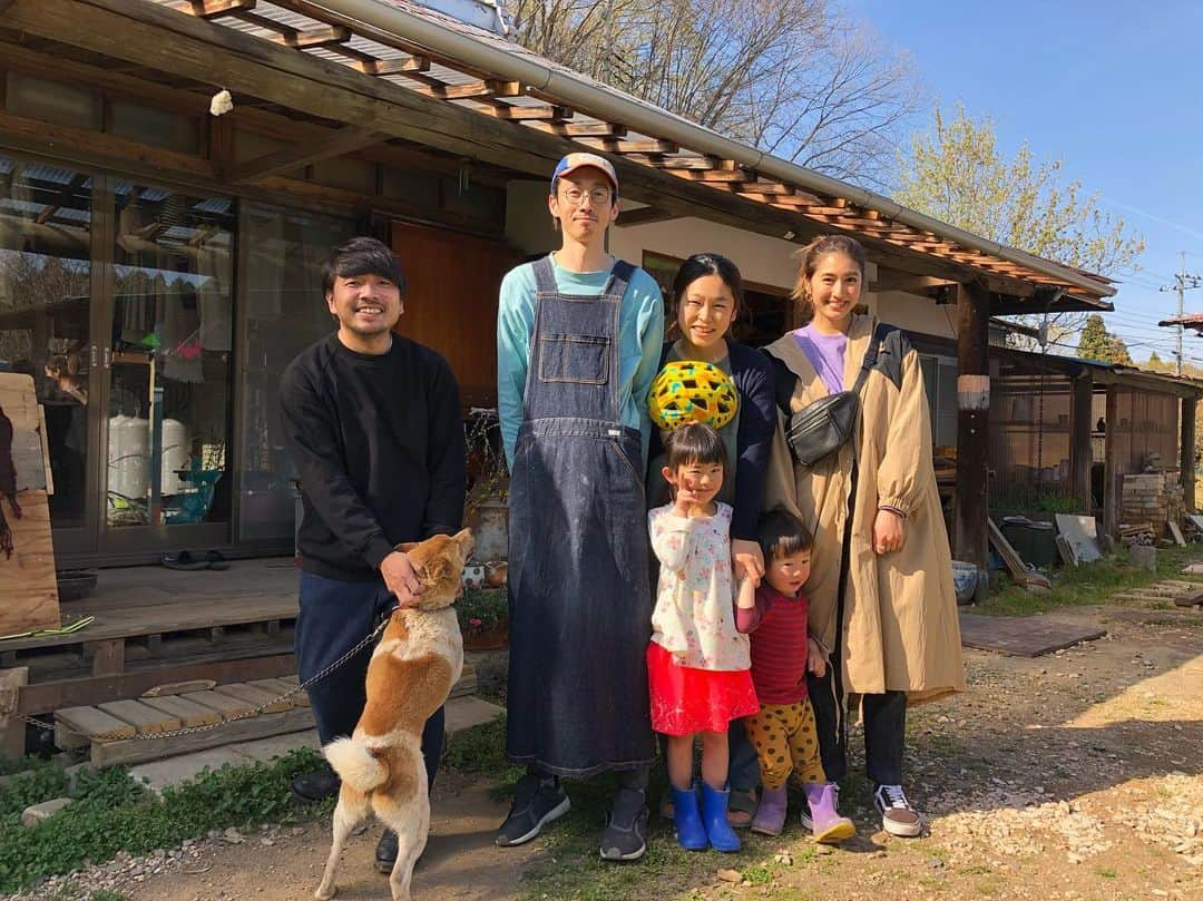 有末麻祐子さんのインスタグラム写真 - (有末麻祐子Instagram)「なんと工房では 佐々木さんのご厚意で、箸置きを作らせて頂きました！ 見学だけのつもりが、体験までさせて頂けことになり 佐々木さんの人柄の良さに 終始感動しておりました😣  そして、本当に 奥様もお子さんも 素敵なご家族で 佐々木さんのあのお皿達の背景が見えたといいますか とても納得しました。 益々、 @rokuroboys のお皿のファンになってしまいました🙇🏻‍♀️ 佐々木さん、奥様本当にありがとうございました🙇🏻‍♀️🙇🏻‍♀️🙇🏻‍♀️ #佐々木康弘#益子焼き」5月27日 1時37分 - mayukoarisue