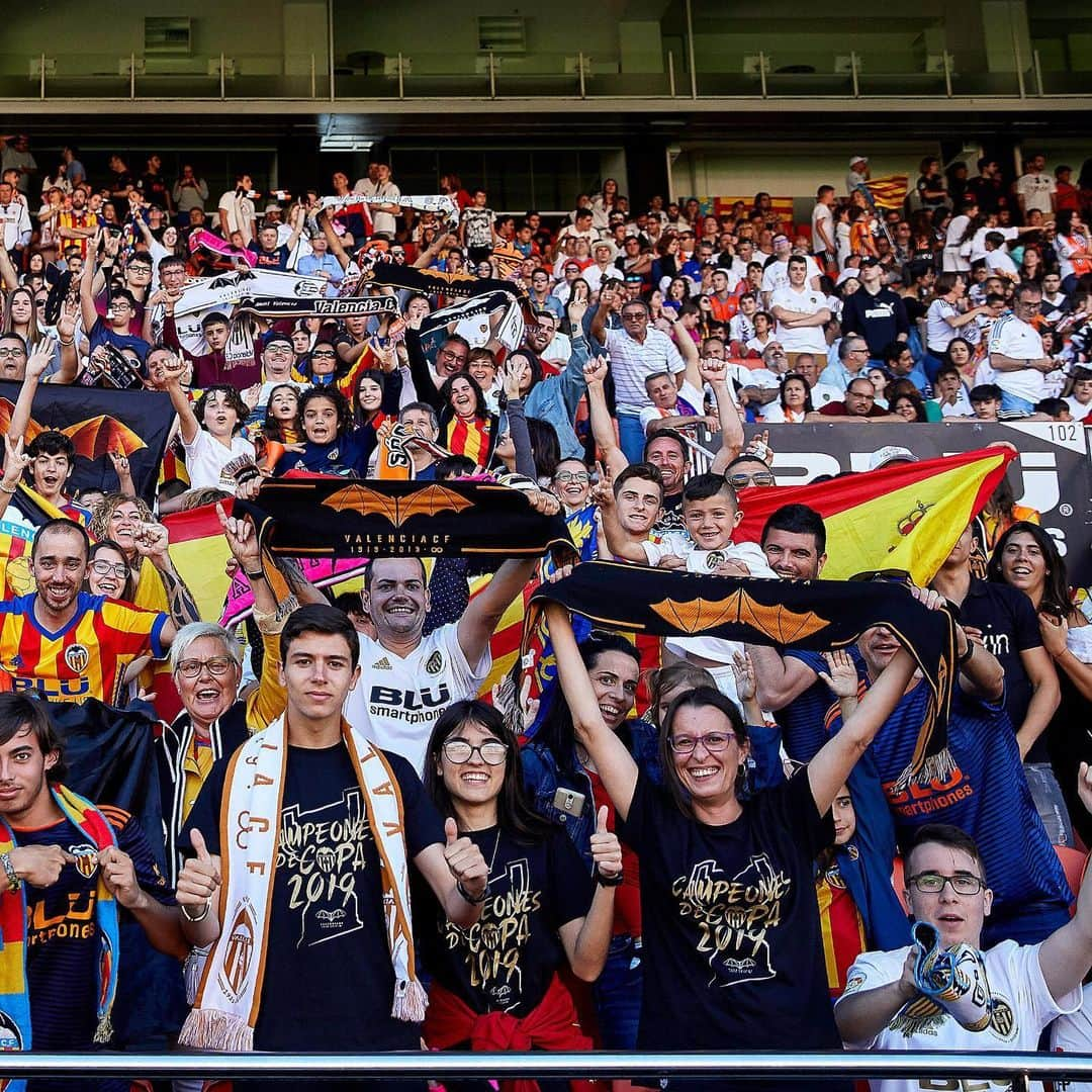 バレンシアCFさんのインスタグラム写真 - (バレンシアCFInstagram)「🔥 #Mestalla is READY . Todas nuestras GANAS de recibir lo que llevamos tiempo mereciendo 🏆 . Hoy celebramos que UNIDOS somos invencibles 🖤 . #LaCopaDelCentenari 💯 #Campeones」5月27日 1時45分 - valenciacf