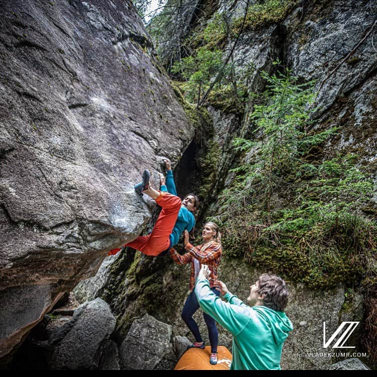 レベッカ・ストッツさんのインスタグラム写真 - (レベッカ・ストッツInstagram)「Always fun spending some time outside with great company 💕  @scarpa_de  @baechlibergsport  @blackdiamond  #Beautifulswitzerland #climbing #bouldering #chilling #outdoor #boulderlife #lovemysport #friends」5月27日 1時47分 - rebekka_stotz