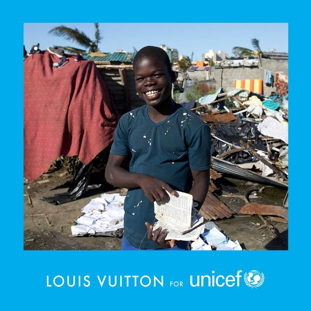 ルイ・ヴィトンさんのインスタグラム写真 - (ルイ・ヴィトンInstagram)「Caelono Colote, age 15, holds pages of his school book in an area that was flooded following Cyclone Idai. 1.6 million children are still in urgent need of humanitarian assistance since Cyclone Idai hit Mozambique and surrounding countries in March.  #MAKEAPROMISE with #LouisVuitton by donating to @UNICEF today via link in bio.」5月27日 2時00分 - louisvuitton