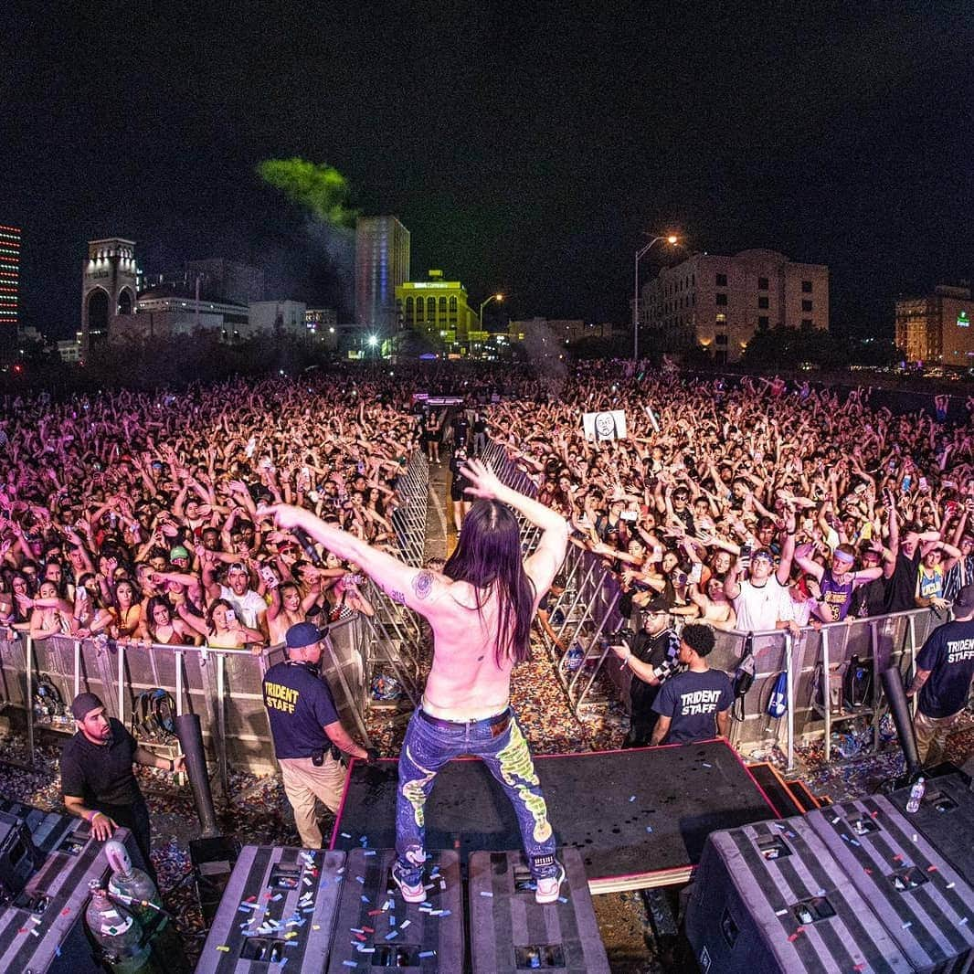 スティーヴ・アオキさんのインスタグラム写真 - (スティーヴ・アオキInstagram)「Neon Future meet Neon Desert. El Paso knows how to party!! Tha k youuuuu」5月27日 2時04分 - steveaoki