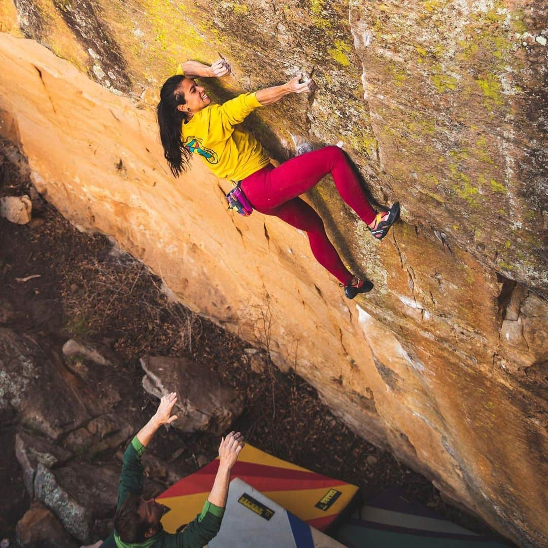 ニーナ・ウィリアムズさんのインスタグラム写真 - (ニーナ・ウィリアムズInstagram)「Got my #grrface on 😬😬 @bearcam 📸 @reelrock @thenorthface_climb . #climbing #bouldering #roynewmexico」5月27日 2時04分 - sheneenagins