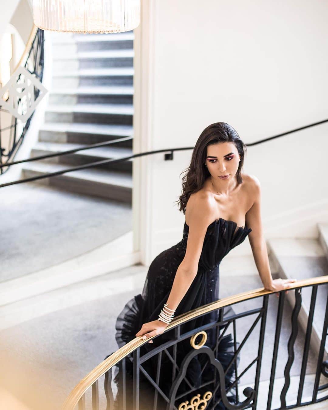 のインスタグラム：「Some minutes before her Red Carpet... At #Cannes2019 our royal snake #DamianiEden comes to life with @nadineabdelaziz!  #Damiani #CFFwithDamiani」