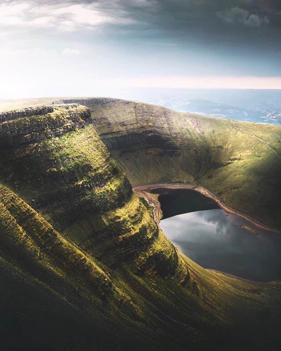 Canon Photographyさんのインスタグラム写真 - (Canon PhotographyInstagram)「Sometimes you forget that the some of the most beautiful places are so close to home! These are a beautiful array of images from the Brecon Beacons National Park!  Photography | @mjowenhughes  Shot with a Canon 80d  #canon_photos #cpfeatureme #breconbeacons #breconbeaconsnationalpark #countryside #sunriselovers #moodyskies」5月27日 2時17分 - cpcollectives