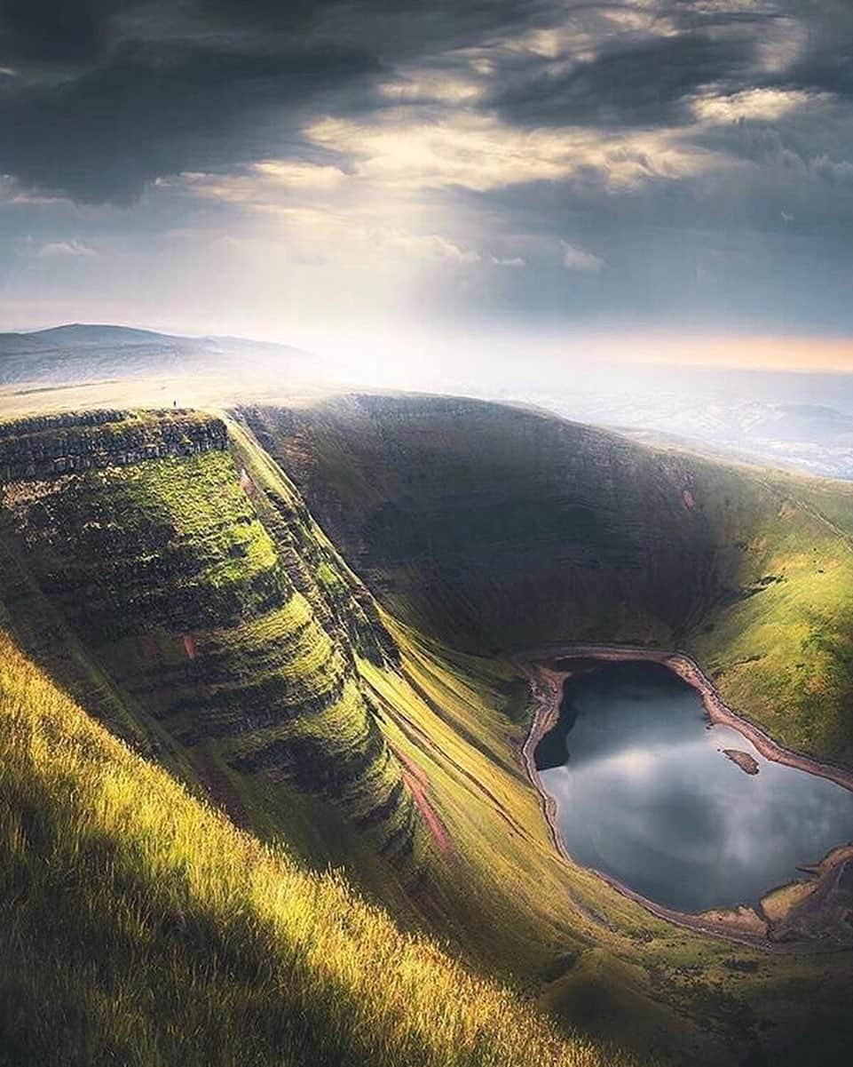 Canon Photographyさんのインスタグラム写真 - (Canon PhotographyInstagram)「Sometimes you forget that the some of the most beautiful places are so close to home! These are a beautiful array of images from the Brecon Beacons National Park!  Photography | @mjowenhughes  Shot with a Canon 80d  #canon_photos #cpfeatureme #breconbeacons #breconbeaconsnationalpark #countryside #sunriselovers #moodyskies」5月27日 2時17分 - cpcollectives