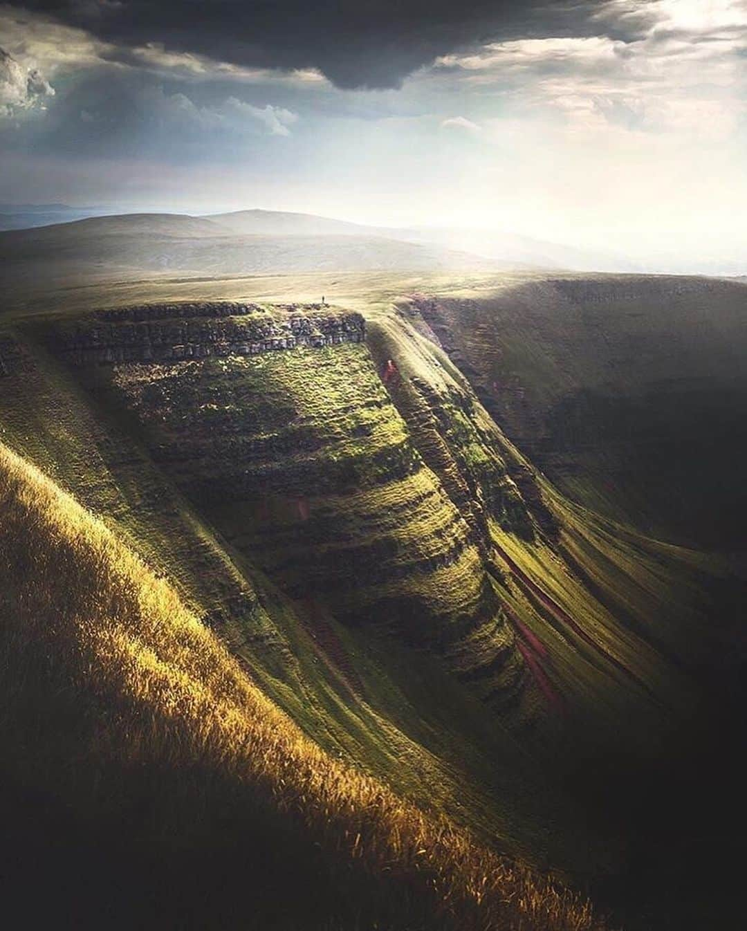 Canon Photographyさんのインスタグラム写真 - (Canon PhotographyInstagram)「Sometimes you forget that the some of the most beautiful places are so close to home! These are a beautiful array of images from the Brecon Beacons National Park!  Photography | @mjowenhughes  Shot with a Canon 80d  #canon_photos #cpfeatureme #breconbeacons #breconbeaconsnationalpark #countryside #sunriselovers #moodyskies」5月27日 2時17分 - cpcollectives