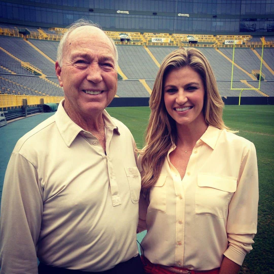 エリン・アンドリューズのインスタグラム：「My first @nflonfox feature was with my Dad’s football hero. Rest In Peace Bart Starr 💚💛 @steveandrewswfla @packers @nfl #packers #nfl #legend #royalty #bartstarr」