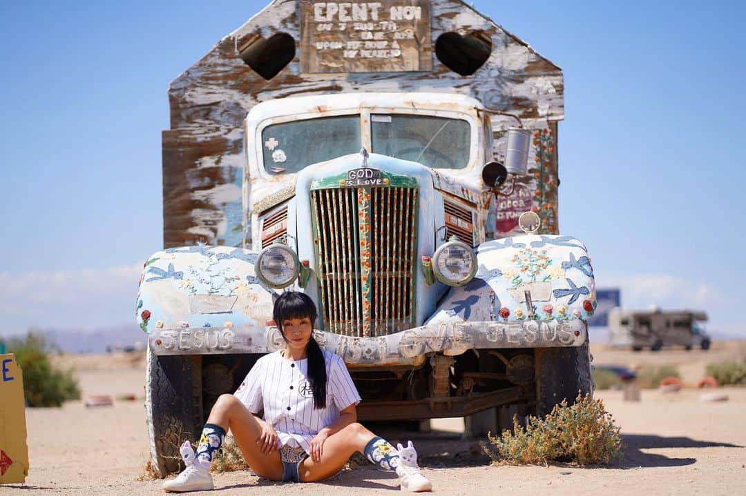 のインスタグラム：「Have a great weekend💕💕 #サルベーションマウンテン #にゅうがん治療中 #salvationmountain #maricahase (๑>◡<๑)」