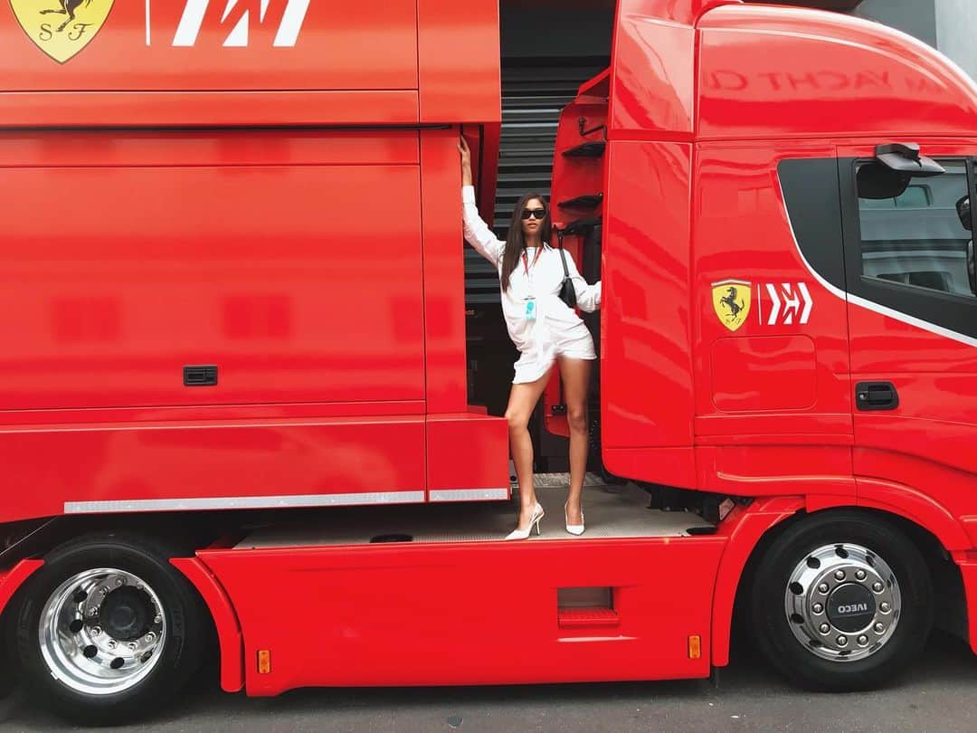 シャニーナ・シャイクのインスタグラム：「😎🏎」