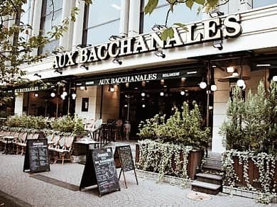 日下裕江さんのインスタグラム写真 - (日下裕江Instagram)「AUX BACCHANALES  紀尾井町のオー バカナルは 大人に落ち着いた雰囲気が素敵だった✨  外国人が多いので、 ちょっと海外にいる気分♪  スズメが沢山テーブルまでやって来るから可愛かった💓  大きなワンちゃん連れてるお客さんも多くて癒された🐶❀.*･ﾟ  #auxbacchanales #auxbacchanales紀尾井町 #cafe #terracecafe #オーバカナル紀尾井町 #テラスカフェ」5月27日 2時23分 - hiroe___h