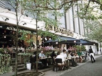 日下裕江さんのインスタグラム写真 - (日下裕江Instagram)「AUX BACCHANALES  紀尾井町のオー バカナルは 大人に落ち着いた雰囲気が素敵だった✨  外国人が多いので、 ちょっと海外にいる気分♪  スズメが沢山テーブルまでやって来るから可愛かった💓  大きなワンちゃん連れてるお客さんも多くて癒された🐶❀.*･ﾟ  #auxbacchanales #auxbacchanales紀尾井町 #cafe #terracecafe #オーバカナル紀尾井町 #テラスカフェ」5月27日 2時23分 - hiroe___h