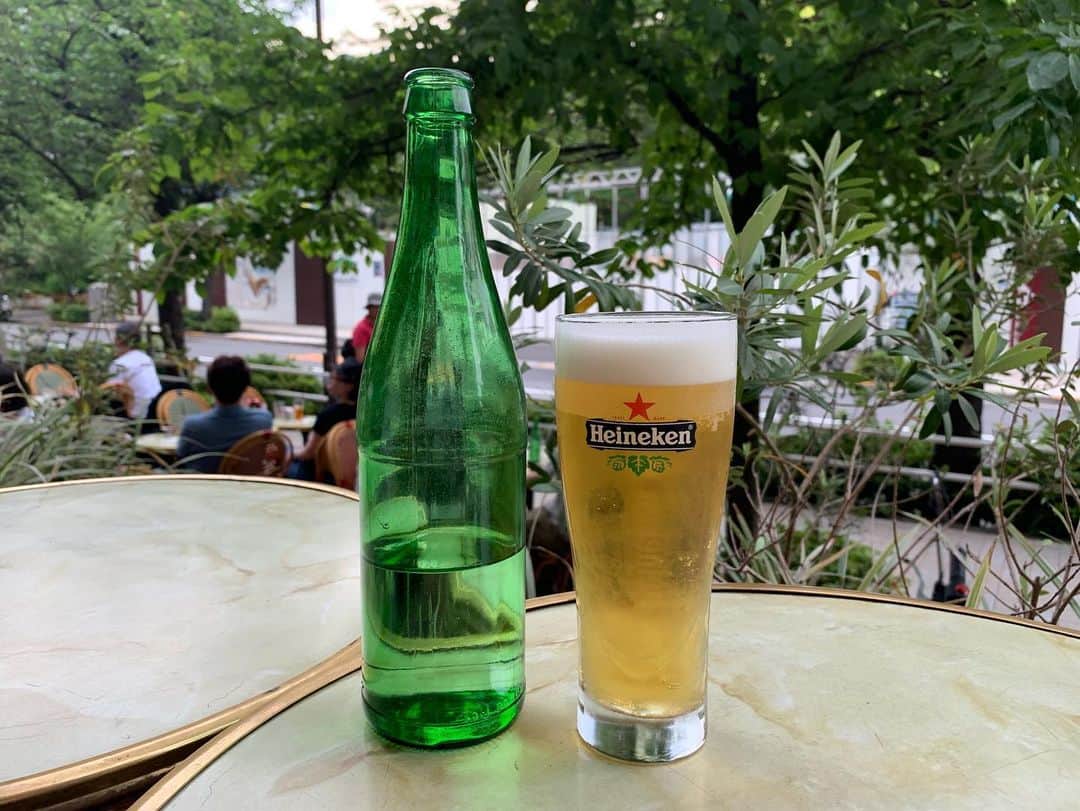 日下裕江さんのインスタグラム写真 - (日下裕江Instagram)「AUX BACCHANALES  紀尾井町のオー バカナルは 大人に落ち着いた雰囲気が素敵だった✨  外国人が多いので、 ちょっと海外にいる気分♪  スズメが沢山テーブルまでやって来るから可愛かった💓  大きなワンちゃん連れてるお客さんも多くて癒された🐶❀.*･ﾟ  #auxbacchanales #auxbacchanales紀尾井町 #cafe #terracecafe #オーバカナル紀尾井町 #テラスカフェ」5月27日 2時23分 - hiroe___h