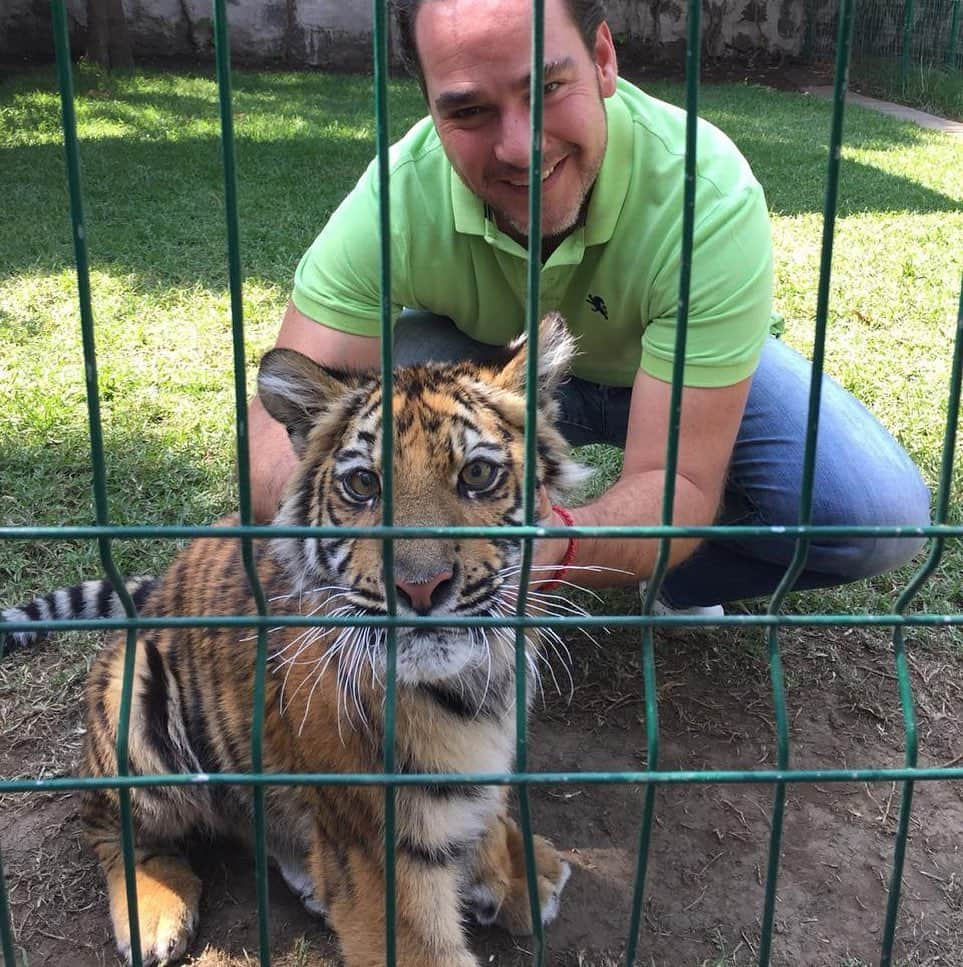 Black Jaguar-White Tiger さんのインスタグラム写真 - (Black Jaguar-White Tiger Instagram)「A Mini-Achilles with his Uncle Mazapán @cfe22  #ThinkBlue #AchillesBJWT」5月27日 2時27分 - blackjaguarwhitetiger