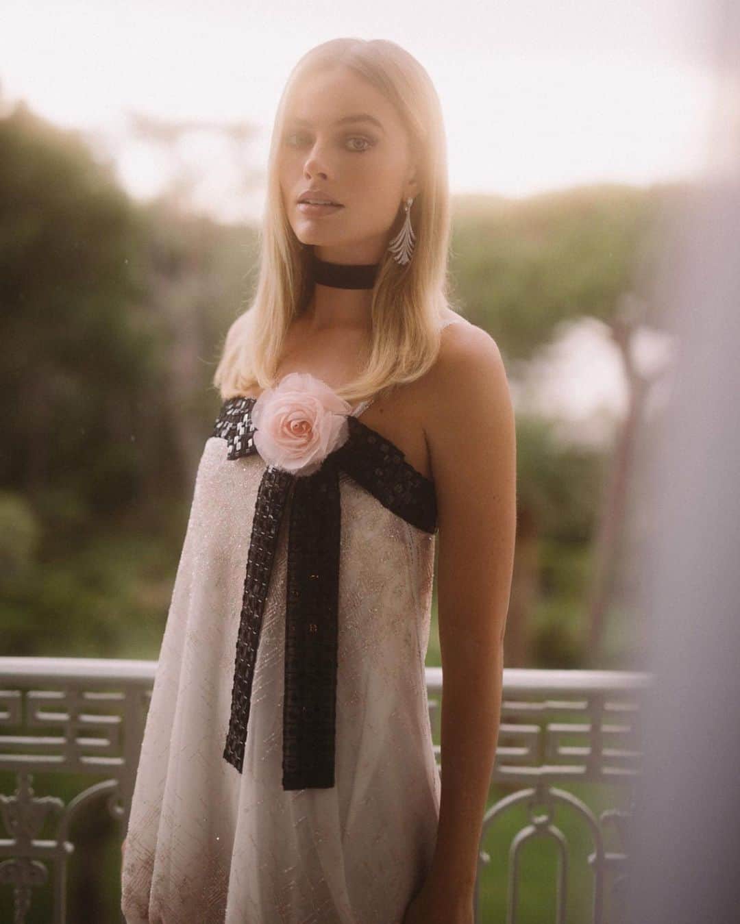 Vogue Parisさんのインスタグラム写真 - (Vogue ParisInstagram)「@MargotRobbie walked the Cannes red carpet for her film ‘Once Upon a Time in Hollywood’ by Quentin Tarantino, dressed in @ChanelOfficial couture from the archives, created by Karl Lagerfeld for the Spring-Summer 2011 collection with embroideries so fine, it took more than 300 hours of work for the Maison Lesage to complete. Swipe left to go behind the scenes at her fitting through the images by @Virgile.Guinard #Cannes2019 #MargotRobbie #Chanel」5月27日 2時28分 - voguefrance