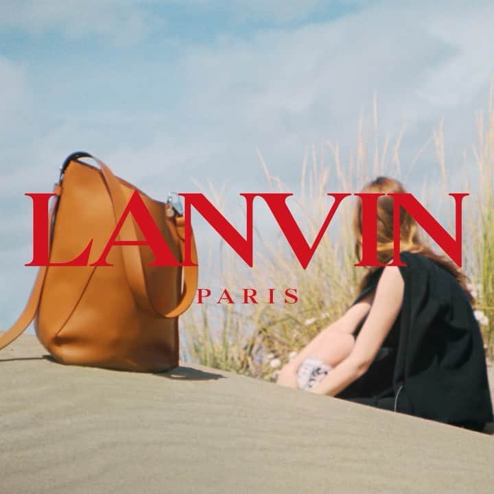 ランバンのインスタグラム：「NEW ON LANVIN.COM — The #LanvinHook bag, designed by @brunosialelli: a soft asymmetrical bucket-shaped piece, made in a smooth calfskin, with an adjustable shoulder strap, available for pre-order. Film by @quentinsaunier  #LanvinFW19」
