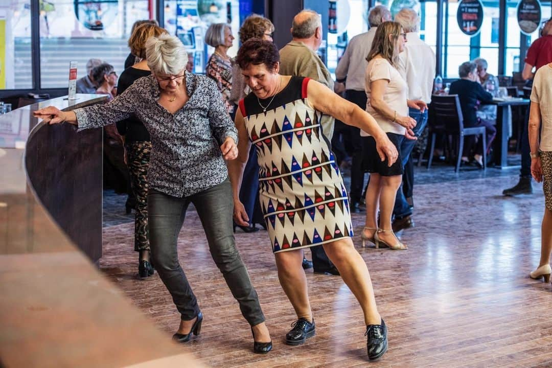 ルモンドさんのインスタグラム写真 - (ルモンドInstagram)「Un bras sur la taille, une main sur l’épaule, deux vieilles dames hilares tourbillonnent dans les travées au son du tango. Elles semblent ignorer cet homme au veston de velours aspergé d’eau de Cologne. Il nous accoste : « Dites bien à votre collègue de ne pas me prendre en photo. Ma femme m’imagine en train de pousser un chariot, pas de danser le slow. » Depuis bientôt trois ans, l’hypermarché Cora de Villebarou, en périphérie de Blois, organise, deux fois par mois, un après-midi musette gratuit dans les locaux de sa cafétéria. Entre 150 et 200 clients, âgés de plus de 70 ans pour la plupart, s’y hâtent, fort apprêtés. Une animation appréciée, dans un département, le Loir-et-Cher, qui ne compte plus qu’un seul dancing ouvert à l’année : Le Balad’jo de Romorantin, 11 euros l’entrée. - Photos : William Beaucardet (@william_beaucardet) #PourLeMonde」5月27日 2時41分 - lemondefr