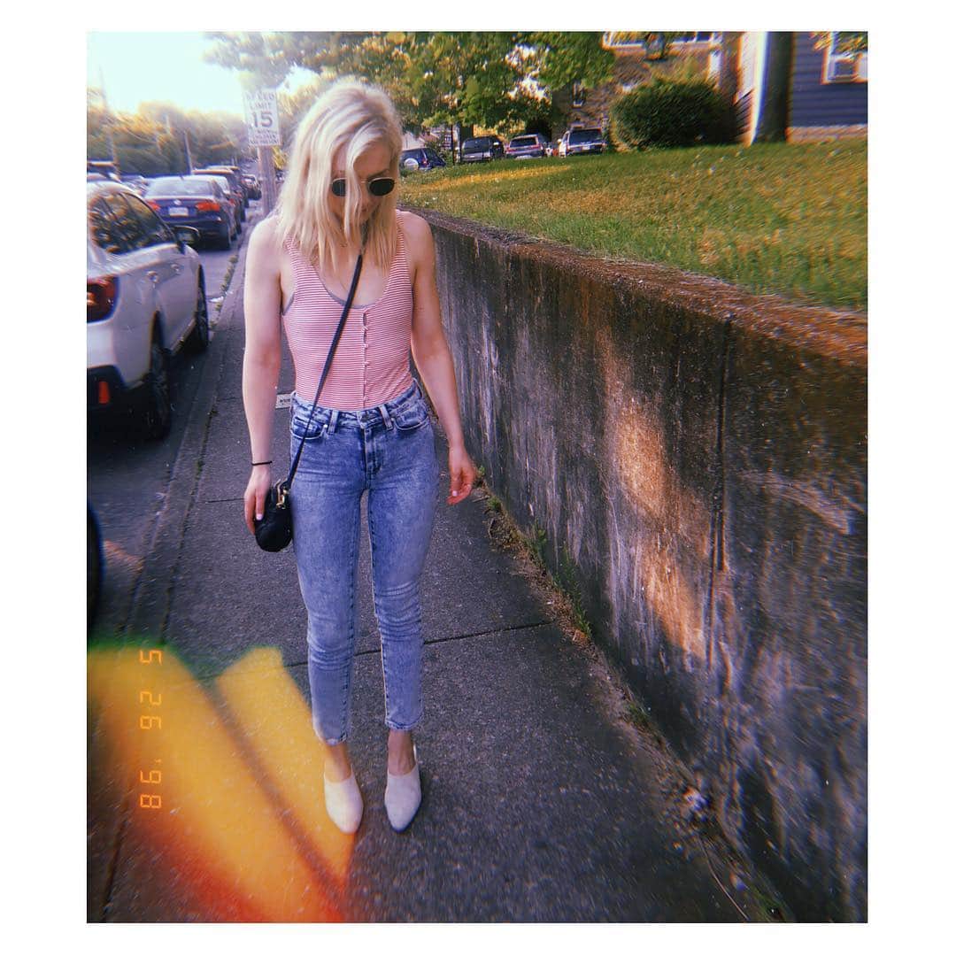 エミリー・キニーさんのインスタグラム写真 - (エミリー・キニーInstagram)「Fav season in my new fav jeans ☀️ #happysummer #happymemorialday #paigedenim @paige」5月27日 2時41分 - emmykinney