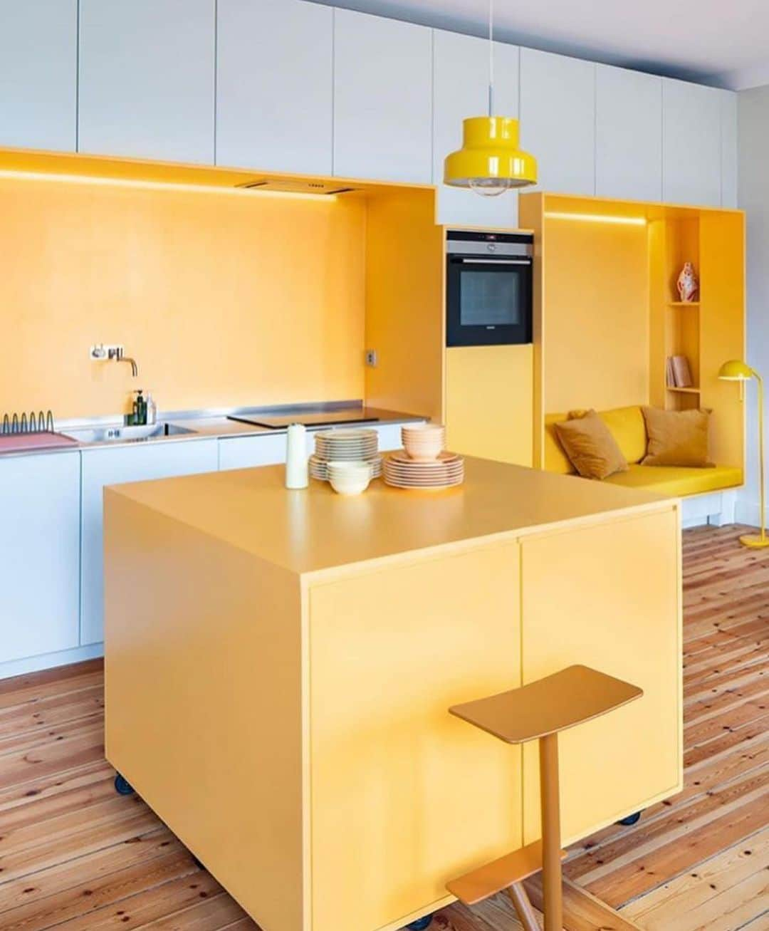 Inspirationさんのインスタグラム写真 - (InspirationInstagram)「As cores quando usadas na medida certa não tem como da errado. O amarelo casou perfeitamente nessa cozinha 😊💛. #decoreinteriores #decorcriative. Follow {@decoreinteriores}. _______________ Design by @lookofskyarchitecture. Foto: @mattiashamrenphoto and @hannatunemar」5月27日 2時42分 - decorcriative