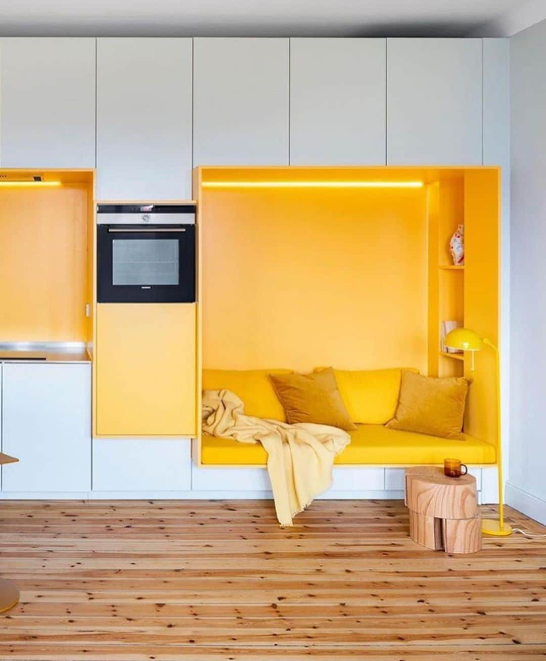 Inspirationさんのインスタグラム写真 - (InspirationInstagram)「As cores quando usadas na medida certa não tem como da errado. O amarelo casou perfeitamente nessa cozinha 😊💛. #decoreinteriores #decorcriative. Follow {@decoreinteriores}. _______________ Design by @lookofskyarchitecture. Foto: @mattiashamrenphoto and @hannatunemar」5月27日 2時42分 - decorcriative