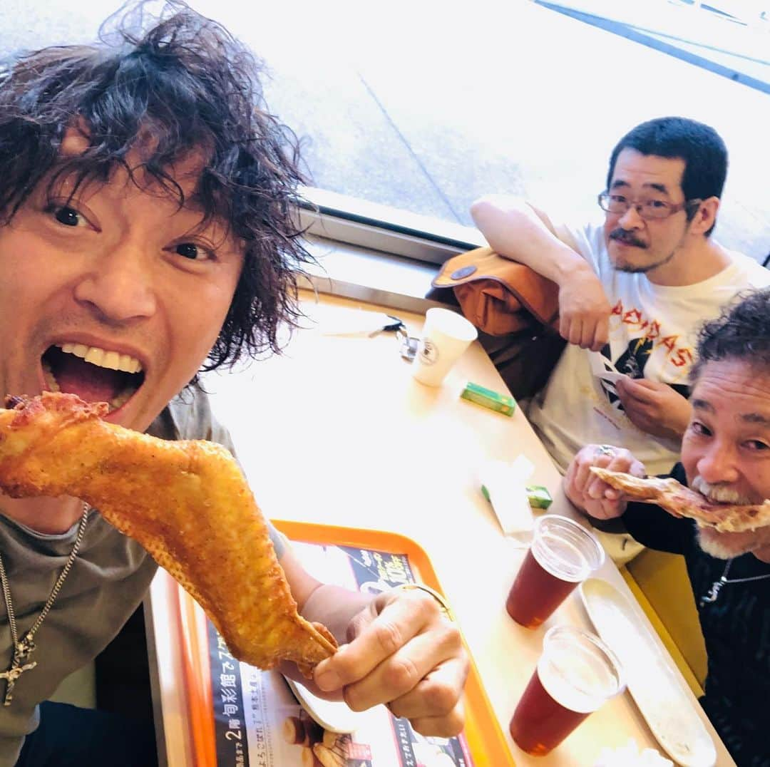 日野賢二さんのインスタグラム写真 - (日野賢二Instagram)「Chicken wings@Kumamoto Airport!」5月27日 13時39分 - jinobass