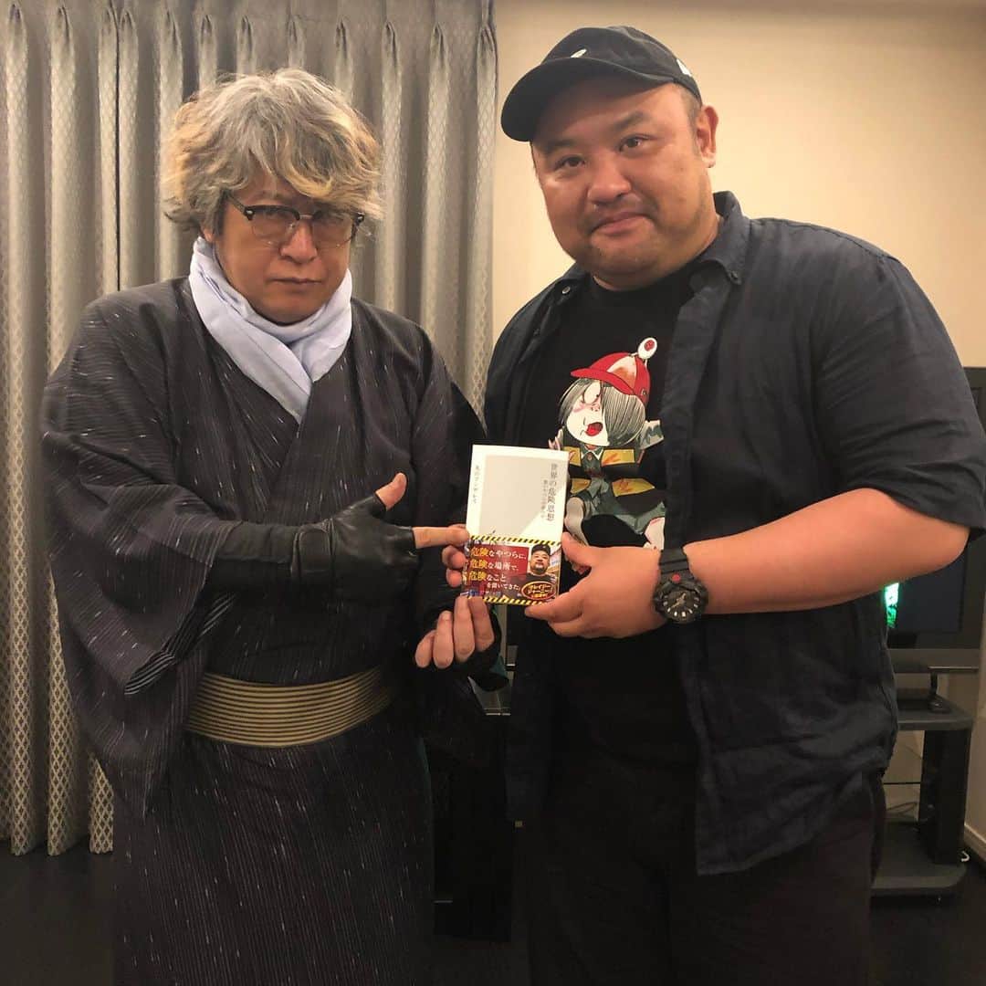 丸山ゴンザレスのインスタグラム：「京極夏彦先生と橘ケンチさんに拙著『世界の危険思想』を献本。京極先生が「発売日に買ってもう読んだ。面白かった」と言ってくださって昇天しました。」