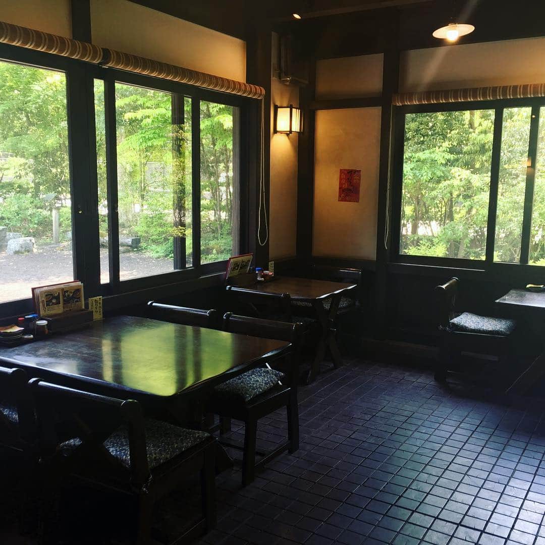 ほうとう 富士の茶屋さんのインスタグラム写真 - (ほうとう 富士の茶屋Instagram)「こんにちは、富士の茶屋です🌿 ・ 5月末とは思えぬ暑さですが皆さまのお所はどうですか？僕たちは元気に営業しております😊 河口湖も暑いですが富士の茶屋は森に囲まれているお陰か涼しめで助かっております。 富士山周りへお出かけの際は是非お立ち寄り下さい☺️ ・ #富士の茶屋#ほうとう#うどん#河口湖#富士山」5月27日 12時10分 - hoto_fujinochaya