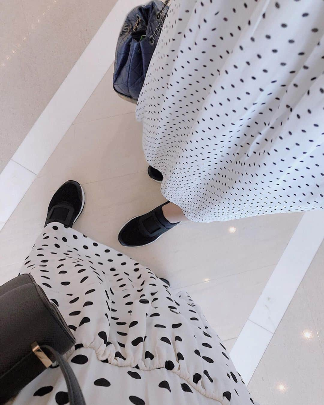 翁安芸さんのインスタグラム写真 - (翁安芸Instagram)「🔲🔳⚪️⚫️💭 #akiweng #香港 #翁安芸 #polkadots #湿気で髪ボサボサ #11am #hongkong」5月27日 12時11分 - akinyc