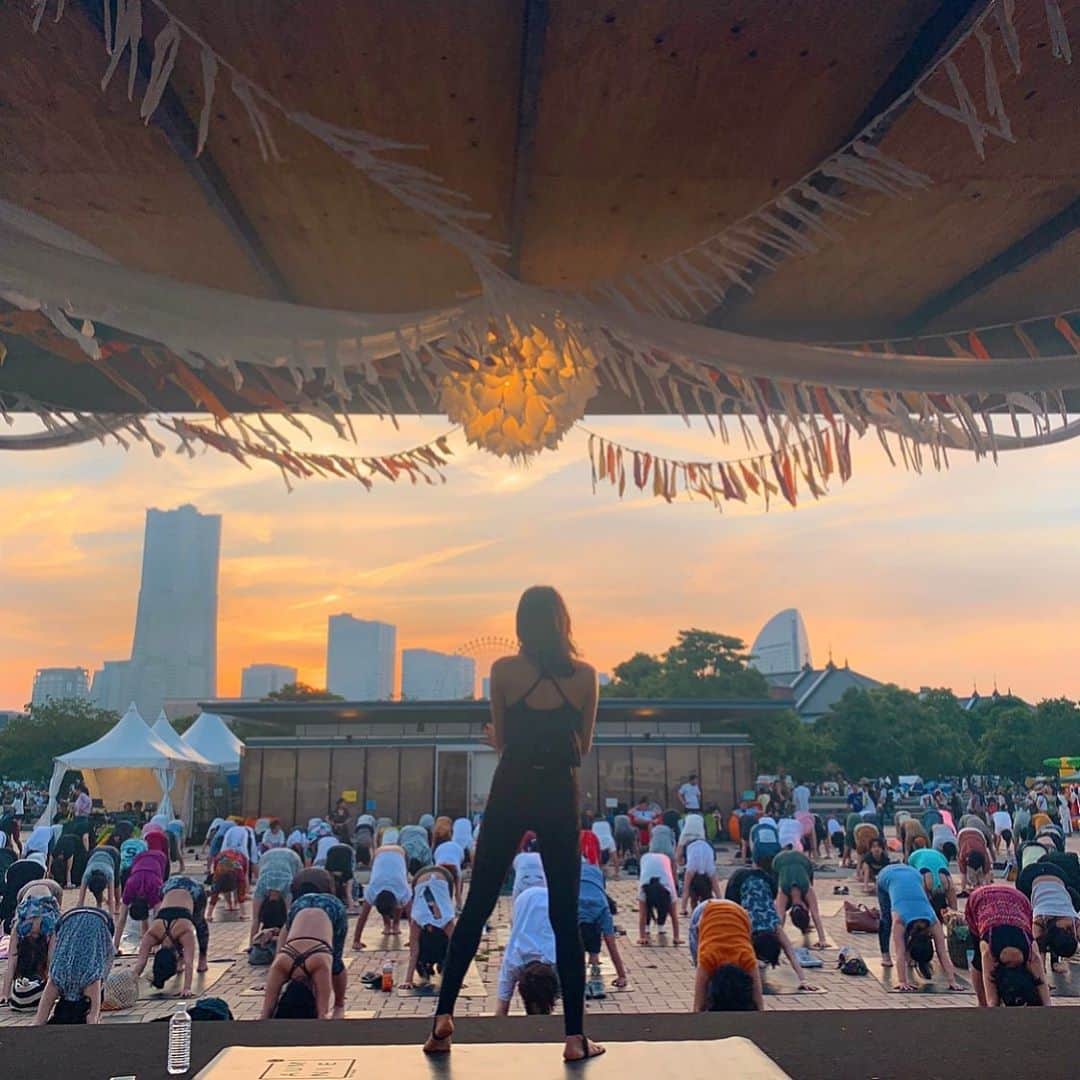 内山理名さんのインスタグラム写真 - (内山理名Instagram)「Greenroom Festival 2019 "SUNSET YOGA" ☀️ ・ 夕陽に包まれながら 潮風を感じ。 瞑想の時間には日が暮れる頃で。。素敵な場所と時間でした。 YOGA 参加して下さった皆様ありがとうございました。  またお会いしましょう🧘‍♀️ ・ #greenroomyoga #greenroomfestival  #sunsetyoga #yokohama #yoga」5月27日 12時14分 - rinauchiyama_official