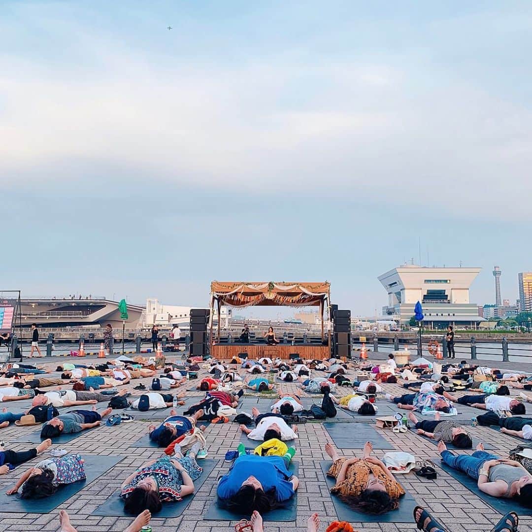 内山理名さんのインスタグラム写真 - (内山理名Instagram)「Greenroom Festival 2019 "SUNSET YOGA" ☀️ ・ 夕陽に包まれながら 潮風を感じ。 瞑想の時間には日が暮れる頃で。。素敵な場所と時間でした。 YOGA 参加して下さった皆様ありがとうございました。  またお会いしましょう🧘‍♀️ ・ #greenroomyoga #greenroomfestival  #sunsetyoga #yokohama #yoga」5月27日 12時14分 - rinauchiyama_official