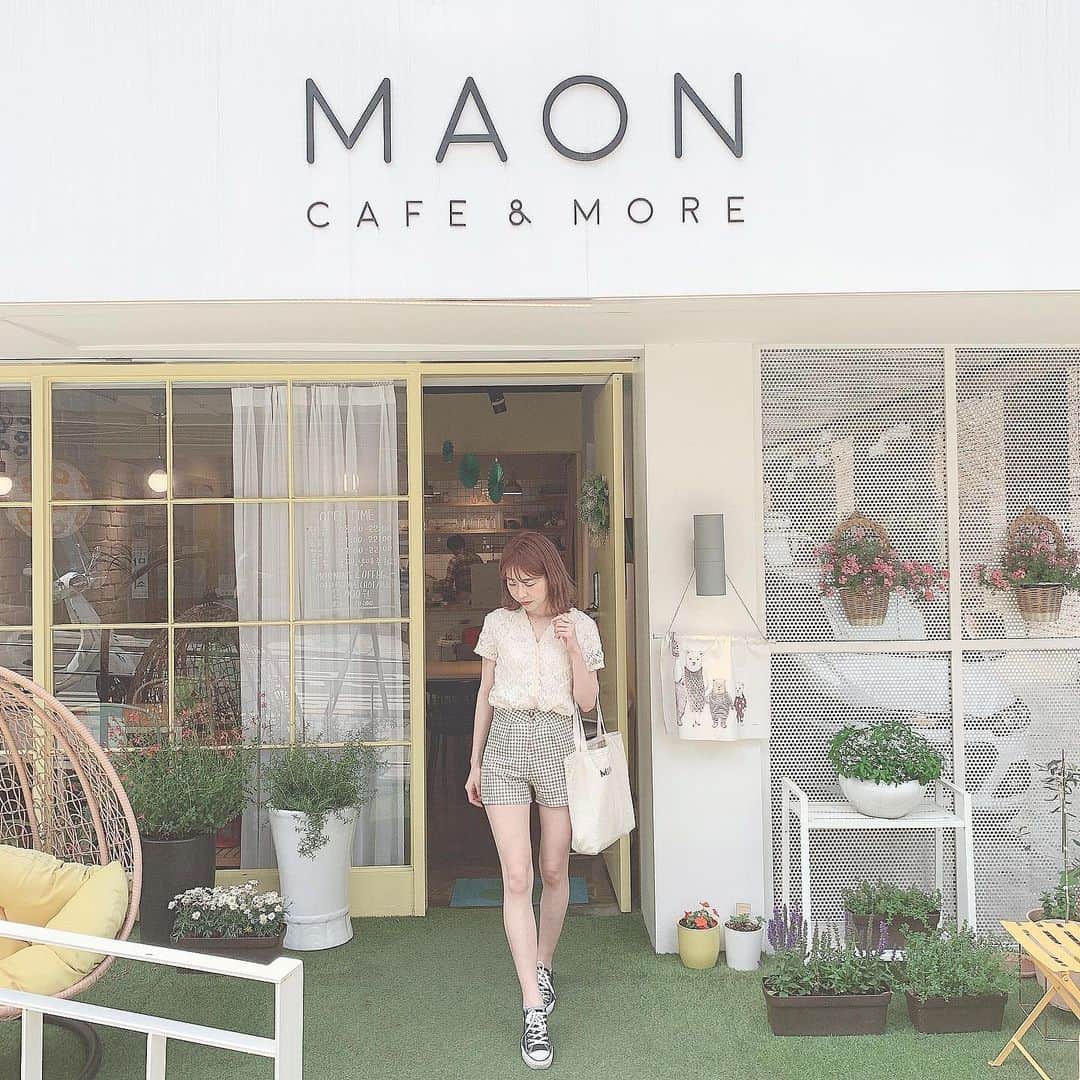 のインスタグラム：「☕️韓国𝒸𝒶𝒻𝑒⠀ ⠀ ⠀ 外観可愛すぎて入ったカフェ❣️ 店員さんもい人だった❤︎ 今日の韓国は雨だ🇰🇷☔️ でも韓国って地下が発達してるから 濡れずにお買い物できてよき❤︎⠀ ⠀ #milleacode#maoncafe#카페스타그램#서울카페#성북동카페#보문카페」