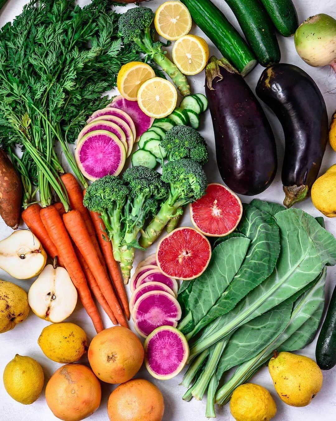 ケイラ・アイトサインズさんのインスタグラム写真 - (ケイラ・アイトサインズInstagram)「With vegetables, it’s all about HOW you cook them!! One of my favourite quick and easy ways to cook delicious veggies is to roast them with a dressing of olive oil, lemon, salt, pepper, oregano and rosemary. Pop all the raw cut up veggies in a BIG BOWL, add the dressing and toss with your hands. Place them on a flat tray and into oven for around 45 mins or until vegetables are cooked through and browned 🥦🍠🍅🥕🍆. Ladies, what is YOUR favourite way to cook your veggies?!? ⁣ ⁣ www.kaylaitsines.com/au @crowded_kitchen」5月27日 12時17分 - kayla_itsines