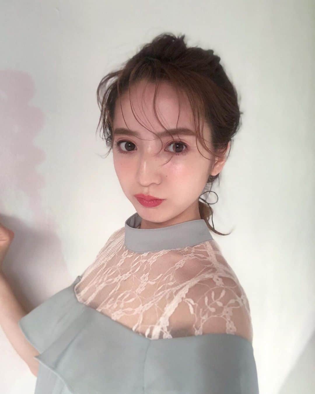 平木愛美のインスタグラム：「おはようございます。 @heather_love_official  shooting offshot💞🧸 . 可愛いヘアメイク。 洋服もとってもかわいかったのでお楽しみに〜🐥 . 本日は撮影午後からなので、その前に美容室へ行って、一旦前髪をあるもないも自在にできるくらいに切っちゃう。なんだか久々の前髪。ドキドキ  hairmake @hikaru_sakaki  #shooing #hether」