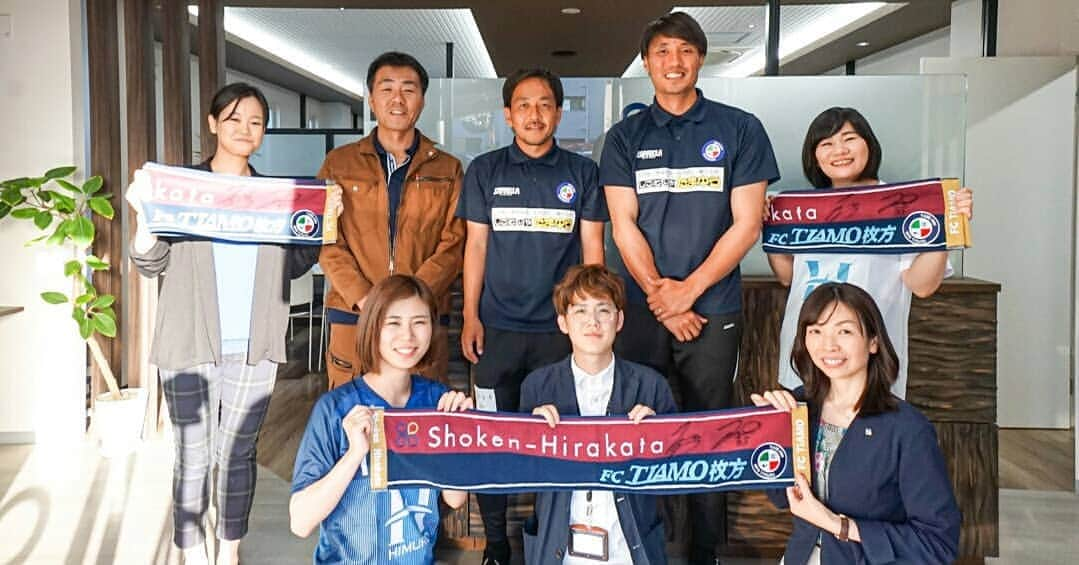 設計室 匠建枚方さんのインスタグラム写真 - (設計室 匠建枚方Instagram)「⚽FCティアモ枚方が匠建枚方にやってきたー(^^♪ ・ 💕関西サッカーリーグの「FCティアモ枚方」から、（Ｊリーグ入りの前に）まずは数年内にJFL昇格の「覚悟」決められた「村島社長」、ガンバ大阪の黄金時代を築き、今年移籍された高槻市出身の「👏二川孝広選手」、東京ヴェルディから移籍、兵庫県出身の鉄壁のゴールキーパー「🙆武田博行」選手、５月２４日にティアモのスポンサー「匠建枚方」に挨拶に来てくれました。 ・ 😄子供の頃から疑問に思っていた、たわいもない質問にも答えていただき、笑いの絶えない時間を過ごさせていただきました。記念撮影の写真を紹介いたします。 ・ #関西リーグ #fcティアモ枚方 #ティアモ枚方 #枚方 #枚方市 #サッカー #二川孝広 #武田博行 #ガンバ大阪 #東京ヴェルディ #少年サッカー #フットサルト #スポーツ #football #匠建枚方 #注文住宅 #おしゃれ #デザイン #インテリア #建築 #おうち #暮らし #家づくり #マイホーム #マイホーム計画 #新築 #工務店 #大阪 #京都」5月27日 12時31分 - shokenhirakata