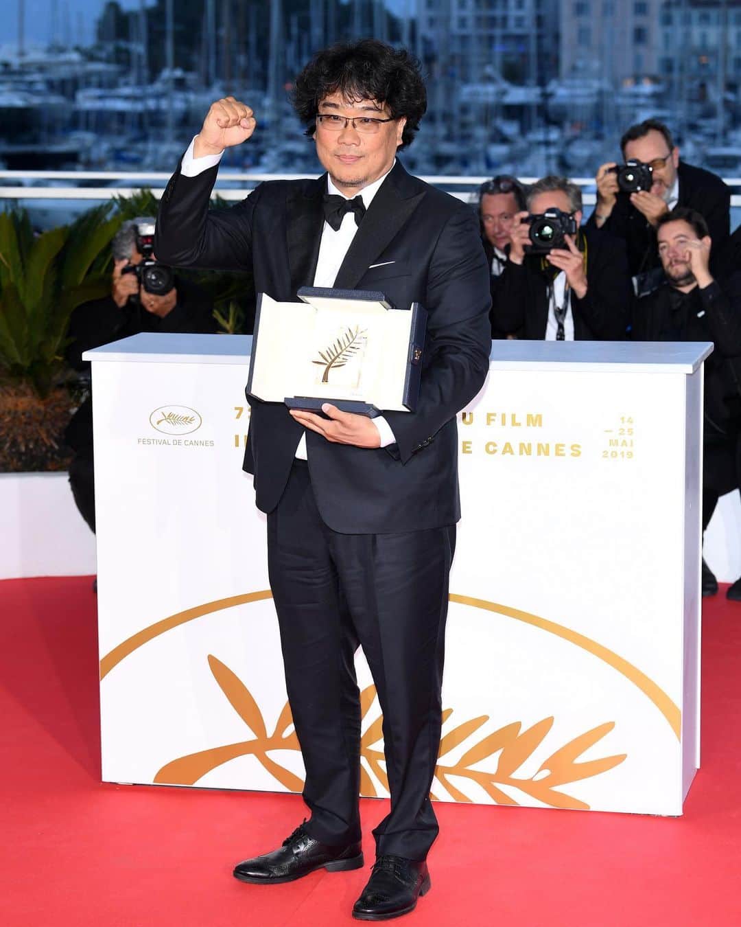GQ JAPANさんのインスタグラム写真 - (GQ JAPANInstagram)「5月25日、第72回カンヌ国際映画祭の授賞式が行われ、韓国のポン・ジュノ監督によるブラック・コメディ映画『パラサイト』が最高賞パルムドールに輝いた🏆昨年の是枝裕和監督作『万引き家族』に続き、アジア映画が連続してパルムドールを受賞する快挙となった🎬 1. フォトコールでガッツポーズをとるポン監督。 2. 仏女優のカトリーヌ・ドヌーヴからパルムドールを授与されるポン監督。 #カンヌ国際映画祭 #パルムドール #ポンジュノ #cannes2019 #cannesfilmfestival #palmedor #bongjoonho #catherinedeneuve  Photos: Getty Images」5月27日 12時24分 - gqjapan