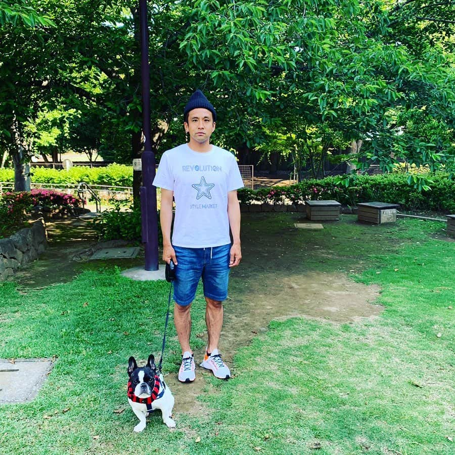 稲本潤一さんのインスタグラム写真 - (稲本潤一Instagram)「休日は散歩🐶🚶‍♂️ #モフ散歩 #フレンチブルドッグ #パイド #ブヒ #NIKE」5月27日 12時37分 - junichi_inamoto17