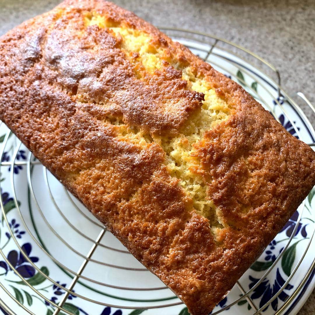 野間美由紀のインスタグラム：「昨日に続いてバナナパウンドケーキ。型が大きく、昨日はあまり高さが出なかったので、今日は粉もバターも150gにしました。卵は3個。砂糖は120gに減らして潰したバナナ2本（+飾り用にもう半分くらい）です。バニラオイルも少々。」
