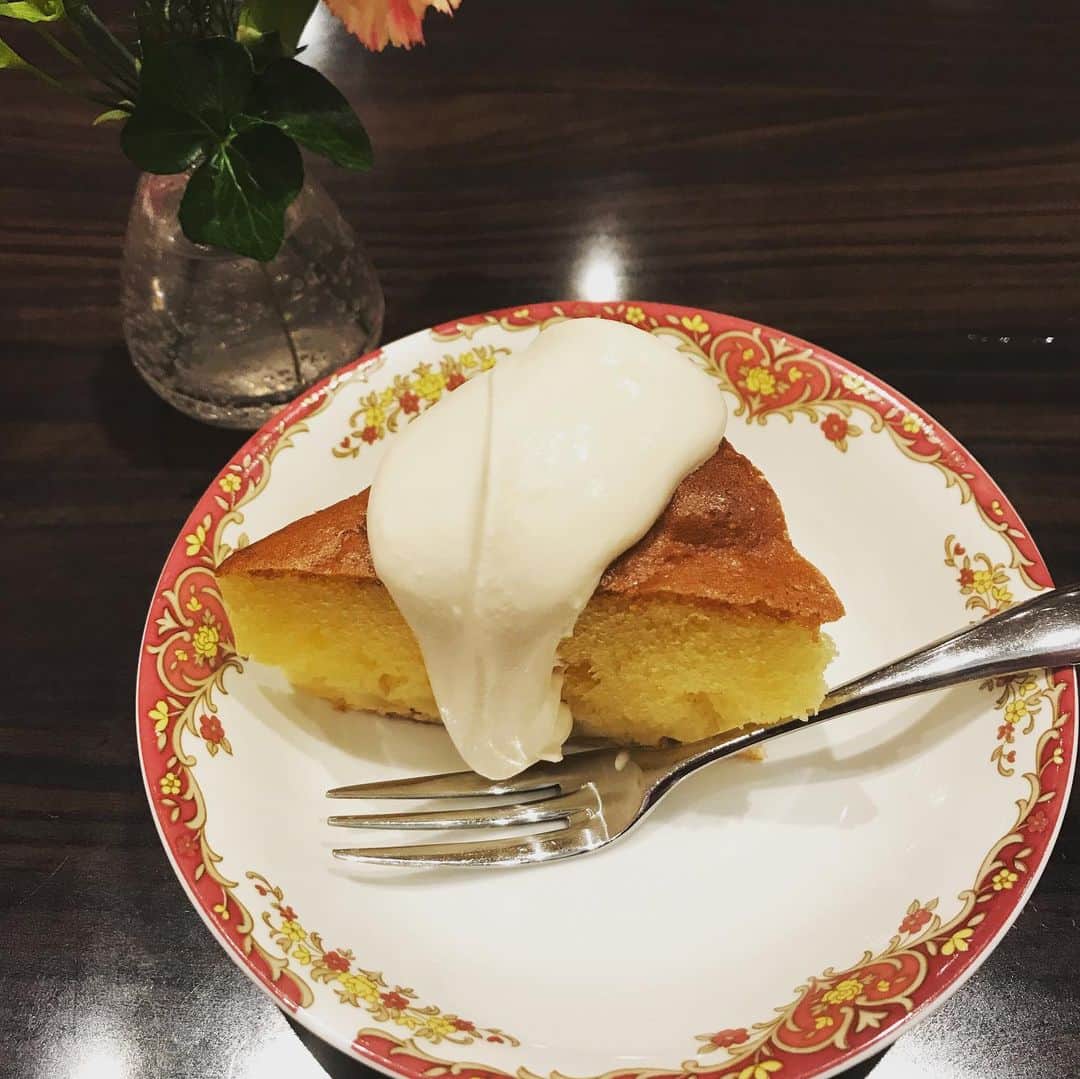 栗原まもるさんのインスタグラム写真 - (栗原まもるInstagram)「吉祥寺のカフェロシアでランチ。 すごく美味しかった！ ボルシチという名のボルシチのようなものは食べたことあったけど、今これが人生で一番美味しいボルシチということになりました。 ピロシキも優しい味です。 パイの帽子のやつはキノコのクリーム煮。 これも美味しかったです！ デザートのケーキも紅茶の香りがして底に洋ナシ？が入っていてクリームが甘すぎず美味しゅうございました。 また行きたいお店です。」5月27日 12時46分 - kurimamo.jimlili