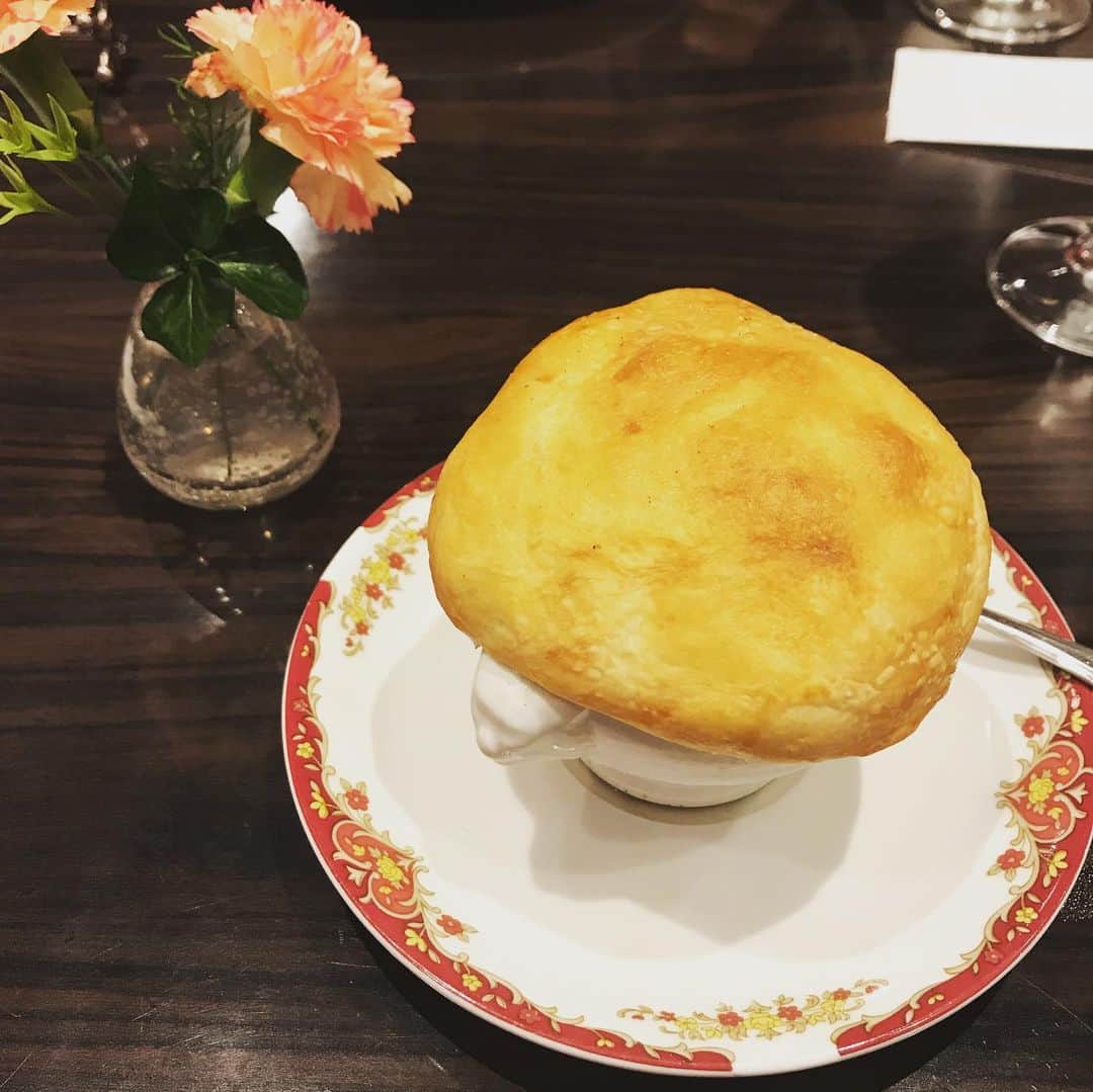 栗原まもるさんのインスタグラム写真 - (栗原まもるInstagram)「吉祥寺のカフェロシアでランチ。 すごく美味しかった！ ボルシチという名のボルシチのようなものは食べたことあったけど、今これが人生で一番美味しいボルシチということになりました。 ピロシキも優しい味です。 パイの帽子のやつはキノコのクリーム煮。 これも美味しかったです！ デザートのケーキも紅茶の香りがして底に洋ナシ？が入っていてクリームが甘すぎず美味しゅうございました。 また行きたいお店です。」5月27日 12時46分 - kurimamo.jimlili