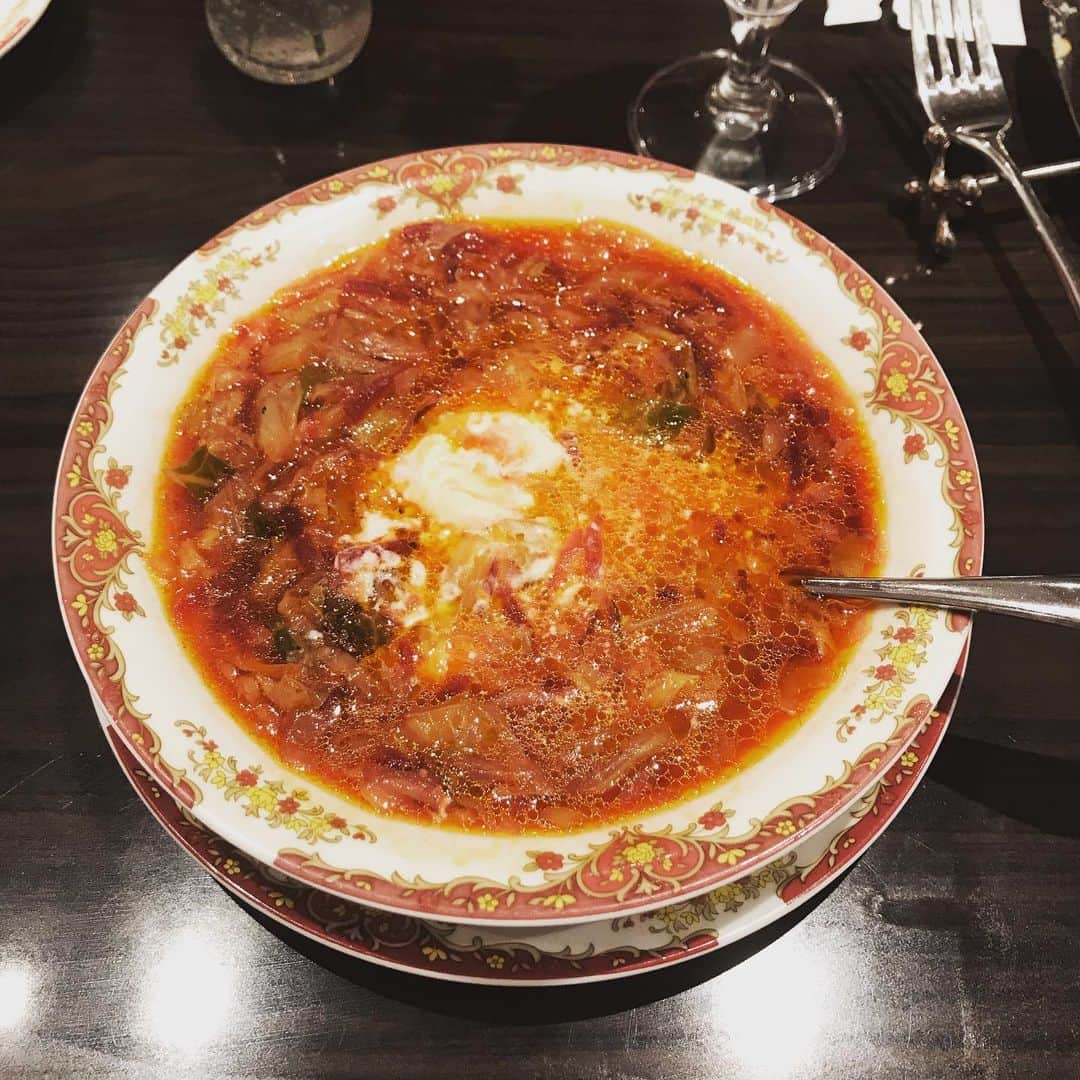 栗原まもるさんのインスタグラム写真 - (栗原まもるInstagram)「吉祥寺のカフェロシアでランチ。 すごく美味しかった！ ボルシチという名のボルシチのようなものは食べたことあったけど、今これが人生で一番美味しいボルシチということになりました。 ピロシキも優しい味です。 パイの帽子のやつはキノコのクリーム煮。 これも美味しかったです！ デザートのケーキも紅茶の香りがして底に洋ナシ？が入っていてクリームが甘すぎず美味しゅうございました。 また行きたいお店です。」5月27日 12時46分 - kurimamo.jimlili