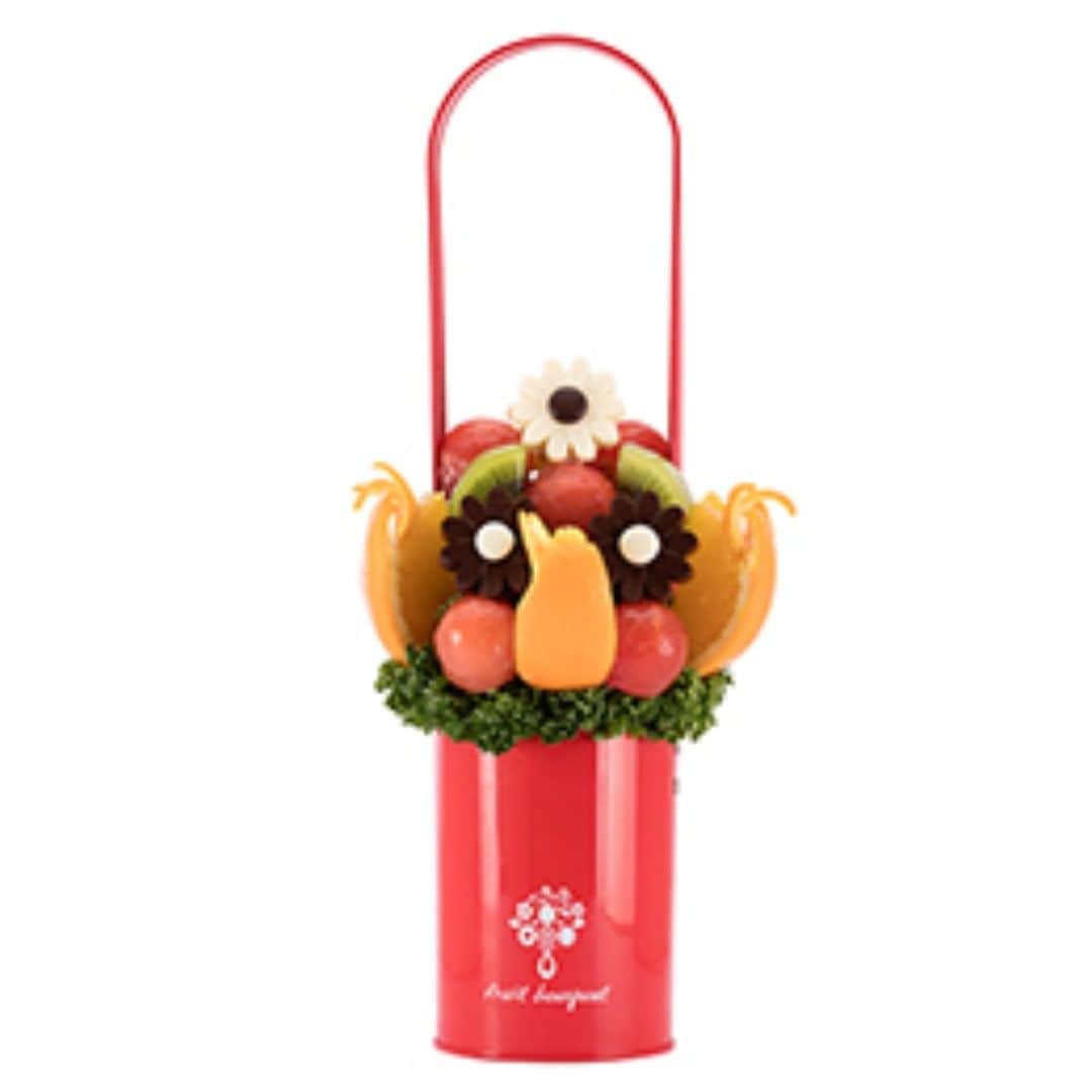 Fruit-bouquets.comさんのインスタグラム写真 - (Fruit-bouquets.comInstagram)「夏のような陽気が続いていますね。プレジールでも本日から夏Ver. #フルーツブーケ の販売を開始しました。フルーツの瑞々しいおいしさをそのままクール便でお届けします！ご注文は(link: https://fruit-bouquets.com/) fruit-bouquets.comから受付中です。 #フルーツ好き #スイカ #誕生日プレゼント #インスタ映え  #父の日プレゼント」5月27日 12時46分 - fruitbouquet.japan
