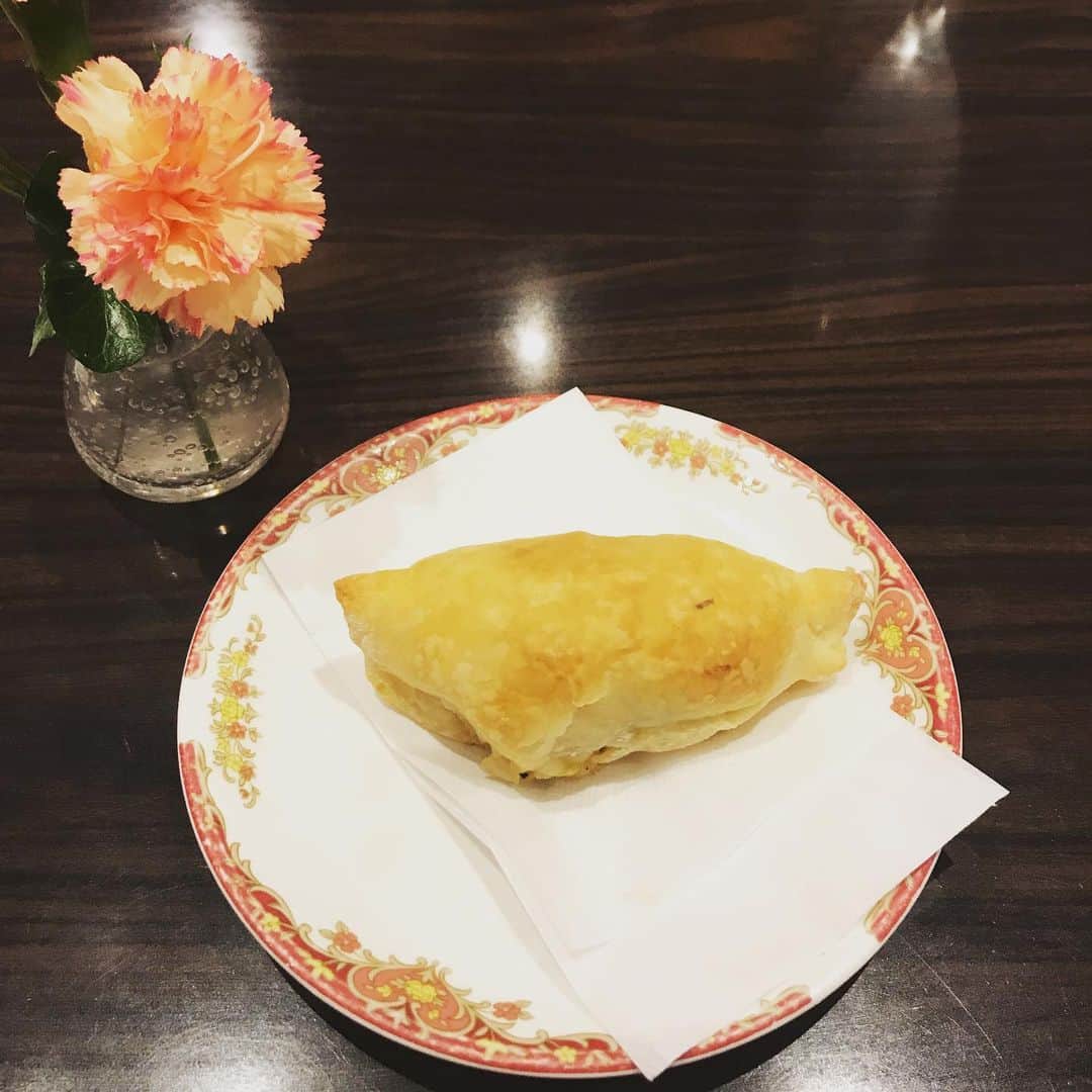 栗原まもるのインスタグラム：「吉祥寺のカフェロシアでランチ。 すごく美味しかった！ ボルシチという名のボルシチのようなものは食べたことあったけど、今これが人生で一番美味しいボルシチということになりました。 ピロシキも優しい味です。 パイの帽子のやつはキノコのクリーム煮。 これも美味しかったです！ デザートのケーキも紅茶の香りがして底に洋ナシ？が入っていてクリームが甘すぎず美味しゅうございました。 また行きたいお店です。」