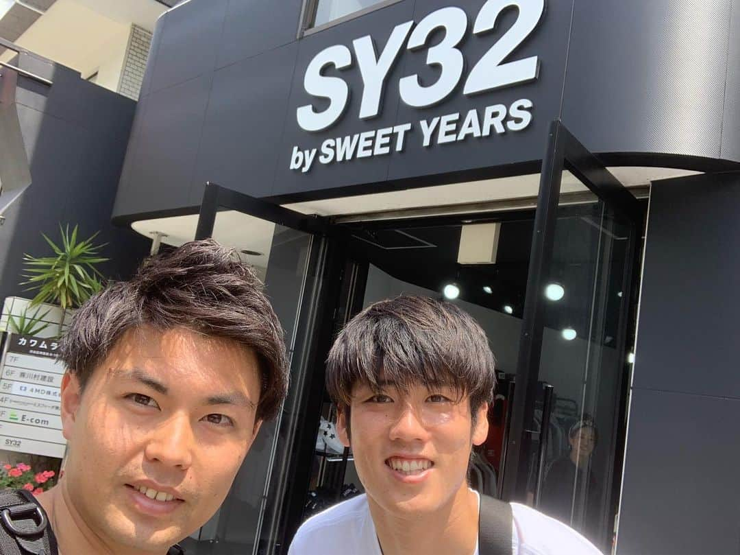 塩谷昂大のインスタグラム：「#サンフレッチェ広島 #荒木隼人 選手と #SY32 行ってしましたー！！ 気さくで少し照れ屋な優しさにあふれる人間性の持ち主です🤙  昨日は浦和相手に完封勝利で連敗を止めた立役者！  これからに期待です🕺  皆さん隼人くんの応援お願いします⚽️ ↓荒木隼人くんツイッター 0807hayatoraman」