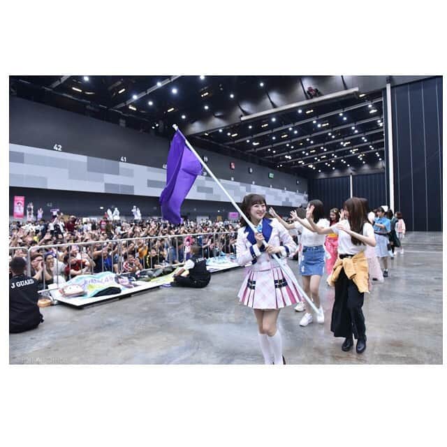 伊豆田莉奈さんのインスタグラム写真 - (伊豆田莉奈Instagram)「ขอบคุณ ที่ มา Event จับมือ ทั้ง2วัน ค่ะ🤝💕 รินะ สนุก มาก เลย ค่ะ😌💕 ขอบคุณ มากๆ นะคะ♪♪ แล้ว เมื่อวาน มี ประกาศ ที่ Sports Day ค่ะ รินะ เป็น Captain ของ Teamสีม่วง ค่ะ😂💜555 เอ๋~~~~~~~~~－(;ﾟﾛﾟ)－！ ตกใจ มาก เลย🤣🤣🤣🤣555 จะ พยายาม ชนะ ค่ะ💪💪💪💪 ช่วย เชียร์ Teamสีม่วง ด้วย นะคะ🥰💜 2日間握手会来てくれてありがとうございました🤝💕 めっちゃ楽しかったです😌💕 本当にありがとうございました♪♪ そして昨日はSports Day(運動会)の発表がありました⛹️‍♀️ なんと莉奈！チーム紫のキャプテンになりました😂💜笑 えーーーーΣ(･ω･ﾉ)ﾉ! ビックリ🤣🤣🤣🤣笑 頑張って勝ちます💪💪💪💪 チーム紫の応援よろしくお願いします🥰💜 #bnk48handshake #bnk48sportday #purple #izurinabnk48 #rinaizutabnk48 #izutarinabnk48 #izurina #izutarina #伊豆田莉奈 #いずりな #bnk48 #welovebnk48」5月27日 12時39分 - rina.cgm48official