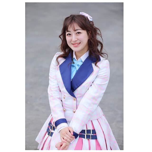 伊豆田莉奈さんのインスタグラム写真 - (伊豆田莉奈Instagram)「ขอบคุณ ที่ มา Event จับมือ ทั้ง2วัน ค่ะ🤝💕 รินะ สนุก มาก เลย ค่ะ😌💕 ขอบคุณ มากๆ นะคะ♪♪ แล้ว เมื่อวาน มี ประกาศ ที่ Sports Day ค่ะ รินะ เป็น Captain ของ Teamสีม่วง ค่ะ😂💜555 เอ๋~~~~~~~~~－(;ﾟﾛﾟ)－！ ตกใจ มาก เลย🤣🤣🤣🤣555 จะ พยายาม ชนะ ค่ะ💪💪💪💪 ช่วย เชียร์ Teamสีม่วง ด้วย นะคะ🥰💜 2日間握手会来てくれてありがとうございました🤝💕 めっちゃ楽しかったです😌💕 本当にありがとうございました♪♪ そして昨日はSports Day(運動会)の発表がありました⛹️‍♀️ なんと莉奈！チーム紫のキャプテンになりました😂💜笑 えーーーーΣ(･ω･ﾉ)ﾉ! ビックリ🤣🤣🤣🤣笑 頑張って勝ちます💪💪💪💪 チーム紫の応援よろしくお願いします🥰💜 #bnk48handshake #bnk48sportday #purple #izurinabnk48 #rinaizutabnk48 #izutarinabnk48 #izurina #izutarina #伊豆田莉奈 #いずりな #bnk48 #welovebnk48」5月27日 12時39分 - rina.cgm48official