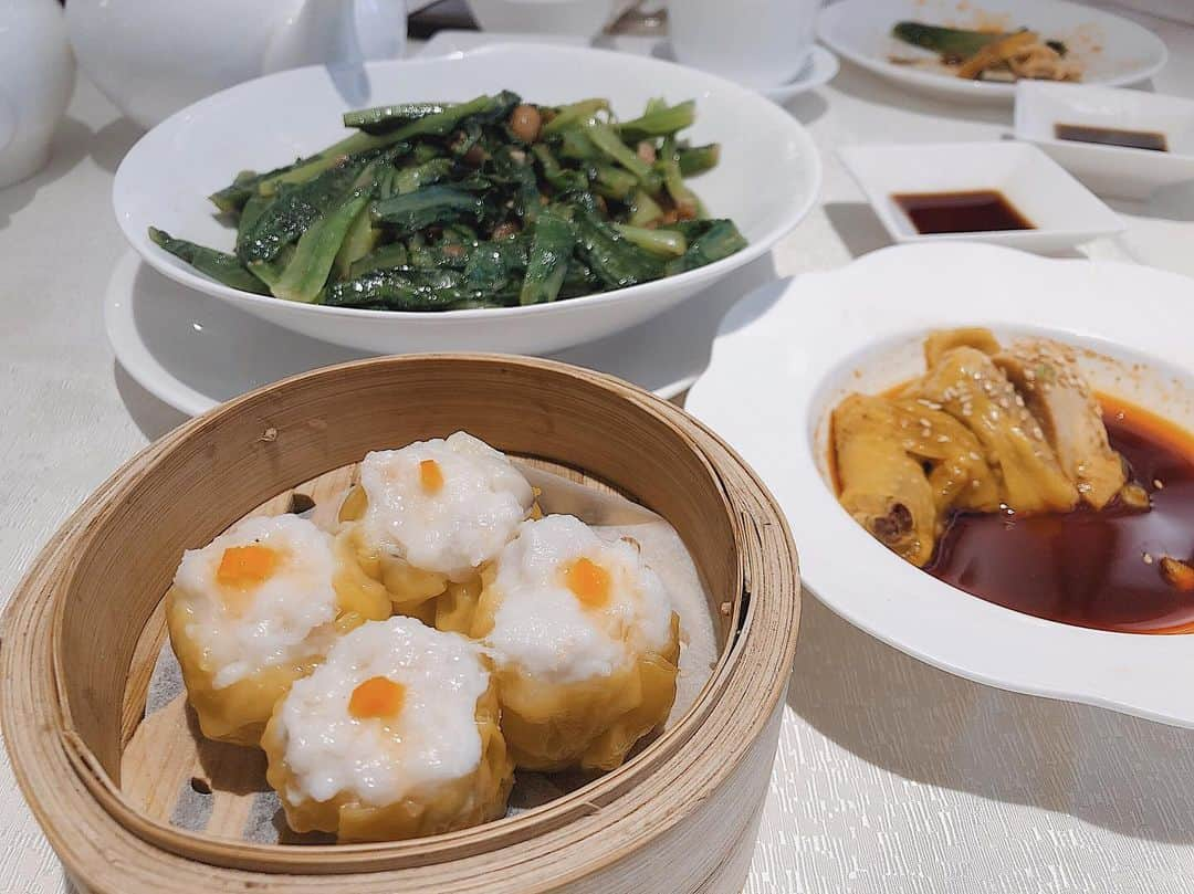 翁安芸さんのインスタグラム写真 - (翁安芸Instagram)「LEI GARDEN🇭🇰❤️ 香港に来たら絶対外せないifcモールに入っている「利苑 」✨ 今回は滞在中にディナーとランチで2回行きました☺️ このスープは、行ったらすぐにオーダーしないと売り切れてしまうほど人気のようです！その他小籠包やお野菜、羽根つき餃子など、どれも子供でも食べられる優しい味わいな絶品の数々❤️香港は美味しくて、毎回食べ過ぎてしまいます😂✨ #hongkong #leigarden #香港 #ifcmall #dimsum #delicious」5月27日 12時44分 - akinyc