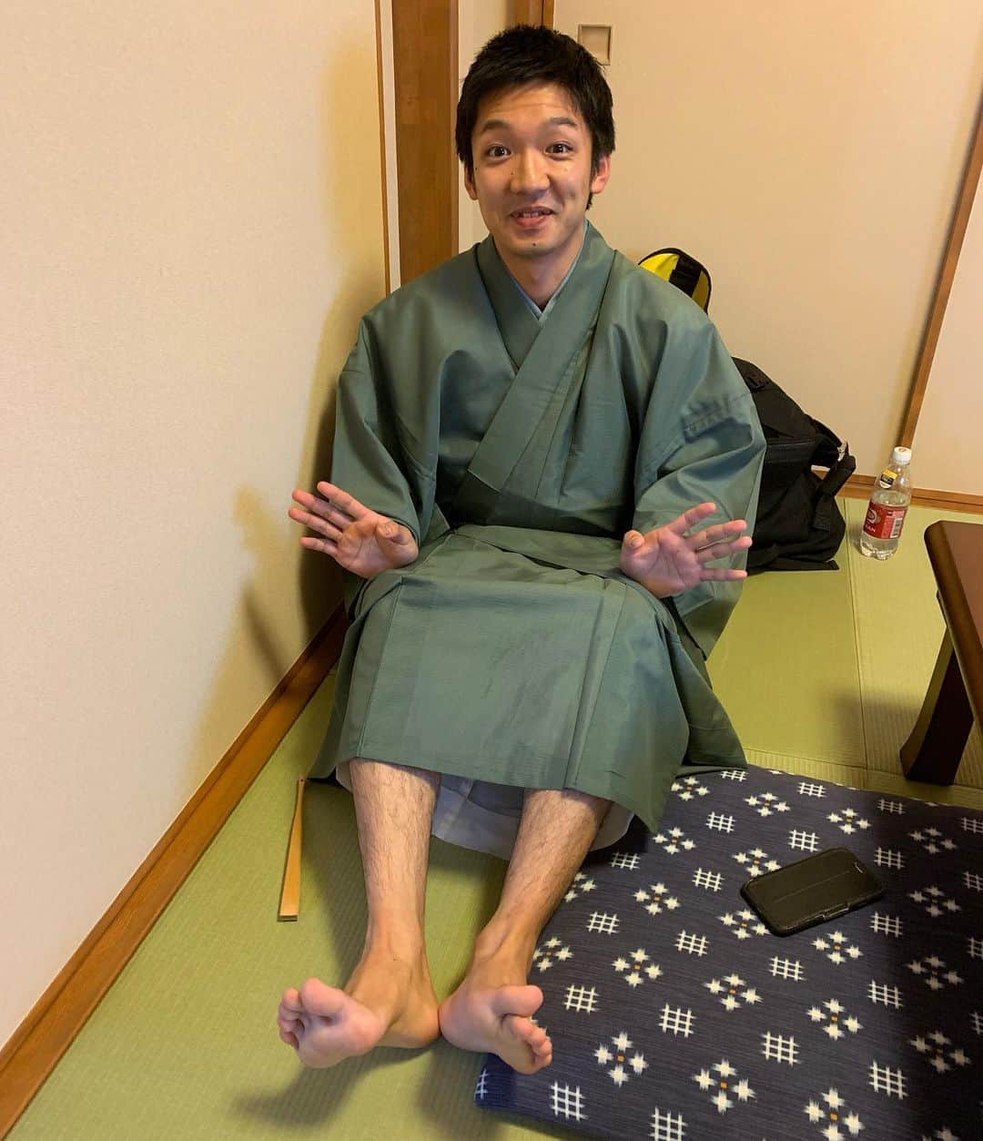 三遊亭とむさんのインスタグラム写真 - (三遊亭とむInstagram)「立川みのわホール落語会ご来場ありがとうございました。自宅からバスやら電車が遅延してて会場まで1時間半ほどかかるちょっとした小旅行気分… 写真は足袋を忘れてきたから貸してくれとか ナメたこと言ってくる三遊亭じゃんけん！  富士そば奢って貰う約束で決着  足袋の思い出。。 #落語 #立川 #成田屋みのわホール」5月27日 12時54分 - tomusuetaka