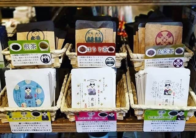 ねこさんのインスタグラム写真 - (ねこInstagram)「TSUTAYA東香里店(@tsutaya_higashikouri )さんのお写真より😊🙏❣️ ねこ茶商印のお茶🍵ティーバッグ一個入り、全種揃ってます😆✨ 煎茶、ほうじ茶は水出しも出来るので、暑ーいこの季節にオススメだよん☺️☀️お近くにお住いの方、ぜひぜひお店に行ってみてください🚘💨 #Repost @tsutaya_higashikouri with @get_repost ・・・ 🌟🌟雑貨売場今週の新商品ご案内🌟🌟 今週はお茶やお菓子の新入荷商品をご紹介します😊 🍵ねこ茶商印の日本茶(一煎)🍵 大人気『ねこ茶商印🐱』の日本茶から、ご要望の多かったティーバッグ一煎タイプの登場です❗ 静岡県の茶園とオリジナルブレンドで作られた確かな美味しさを、ぜひお試しください。 人気の煎茶にハーブをブレンドしたフレーバーティーもおすすめ。 😊😊😊 #ねこ茶商印 #日本茶 #煎茶 #ハーブティー #エルダーフラワー #ネコパブリッシング #お配りギフト」5月27日 12時54分 - neko_magazine