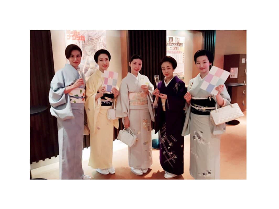 のインスタグラム：「祇園甲部の芸妓さん方と東をどりへ。 西川流、花柳流、尾上流の三流派が交えるのは東をどりならではですね。 開演前に皆んなで昼シャンさせていただきました🥂 一番左は吉兆さんのお孫さん、そのお隣は祇園甲部の芸妓さん真生ちゃん、私、祇園甲部の芸妓さん槇子ちゃん、市有里ちゃん。 #東をどり #東をどり2019 #新橋演舞場 #新橋芸者 さん #祇園甲部 #芸妓さん  #お着物でお出掛け #お着物 #お着物コーディネイト  #夏日 でしたので #単衣付け下げ で伺いました」