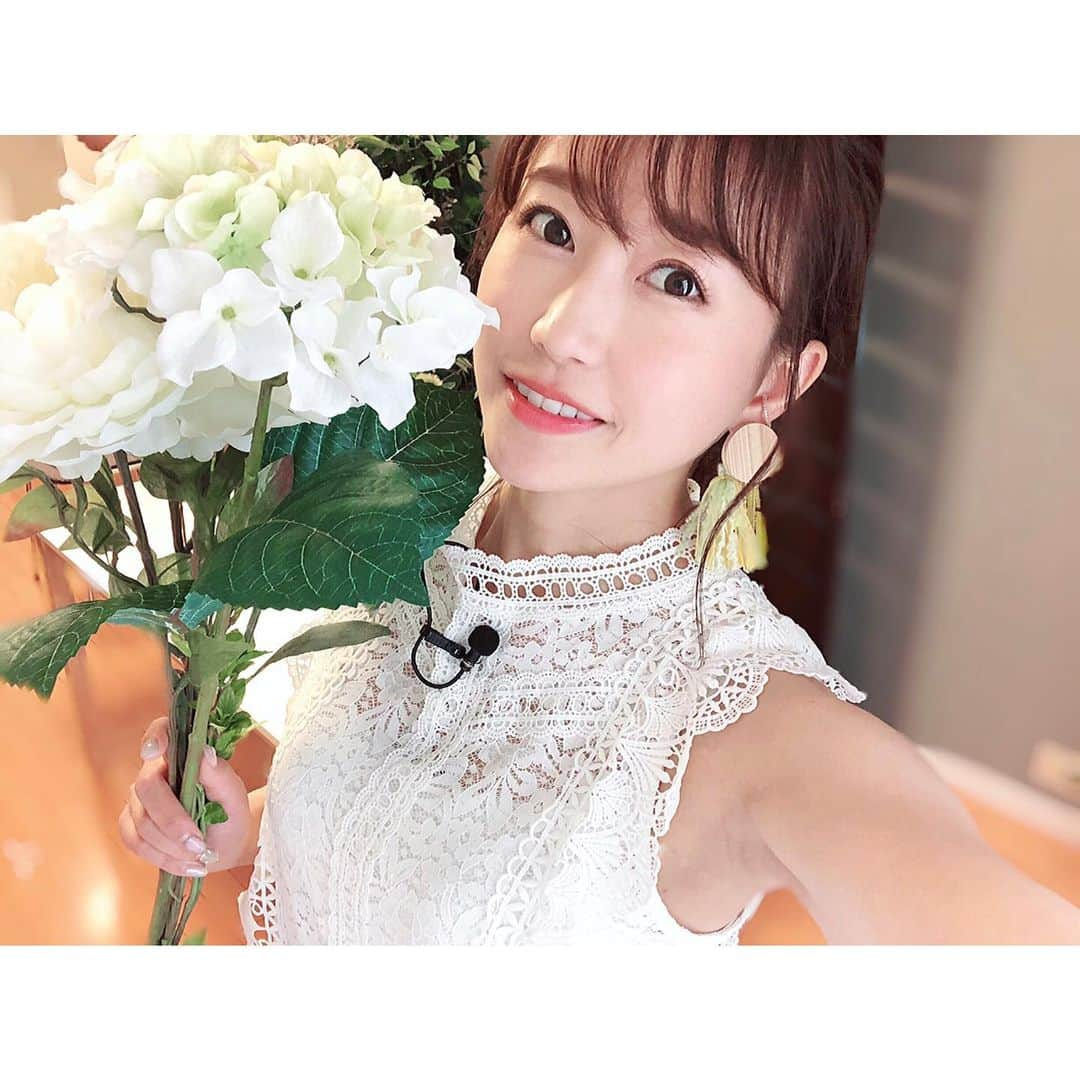 津田麻莉奈さんのインスタグラム写真 - (津田麻莉奈Instagram)「今日は朝から、 毎月ナビゲーターを務めさせていただいている #東京ベイネット #ChannelBay情報局 収録でした🥰 ⁑ 今回は"ベイエリアEast"のお洒落なスポットもご紹介。  楽しい取材のオフショットは後日載せますね〜😎 来月の放送もお楽しみにー‼️✨ ⁑ #衣装 👉 @tocco_closet  繊細なレースが可愛い🌼 すごくお気に入りで、私服でも愛用してます💕 ⁑ #ベイエリア #ベイネット #チャンネルベイ #チャンネルベイ情報局 #レースブラウス #レーストップス  #コーデ #レース #tocco #toccocloset  #ootd #outfitoftheday  #coordinate #fashion  #flowers #flowerstagram  #まりなる #津田麻莉奈」5月27日 12時50分 - tsudamarinal