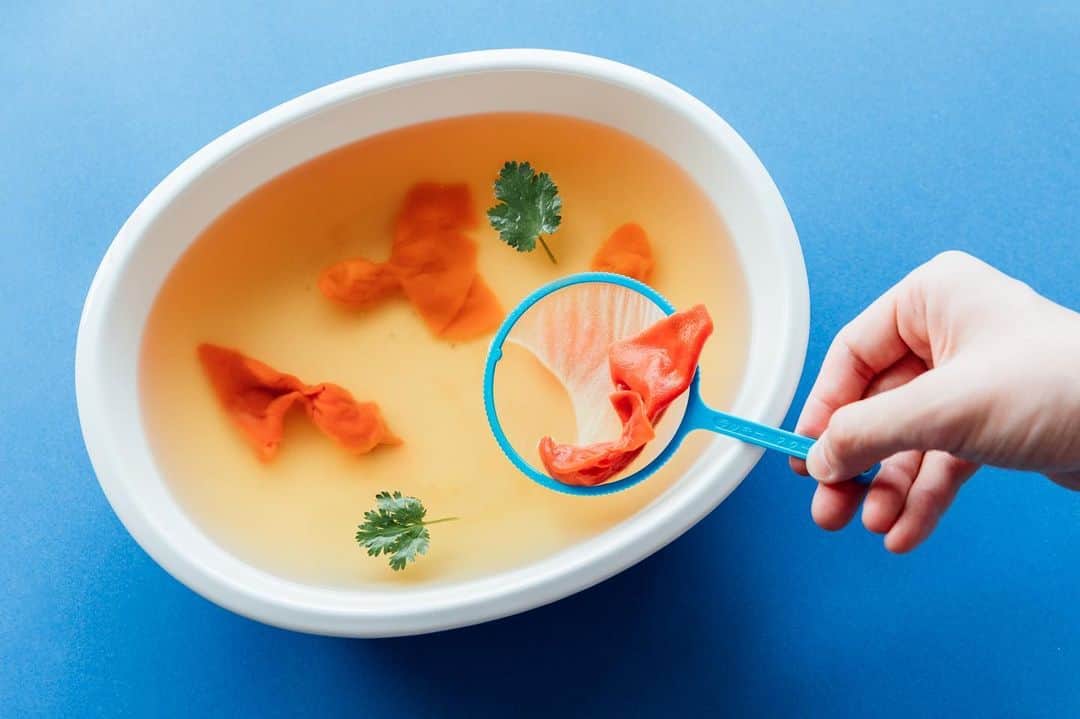 cinecaさんのインスタグラム写真 - (cinecaInstagram)「餃子の活動トゥギョウザーにて私のとんでもギョウザアイデアがかたちになってしまいました。 その名も「金魚すくいギョウザ」です。 黄金色に輝くコンソメのスープに夏の涼 赤い金魚（の形の餃子）がプカプカと浮かぶ...ポイですくってすくった数だけ食べられる餃子ゲームです。  今回は「ゲームになるギョウザ」をテーマにゲームデザイナーの佐々木隼さん（オインクゲームズ）をお迎えしてみんなで餃子つくりました。  この夏、おうちでも作ってたのしんでもらいたい金魚すくいギョウザはPen Online記事の最後にレシピも載ってます✔︎ https://www.pen-online.jp/news/food/togyouther_08/1  #トゥギョウザー #ギョウザ活動 #金魚すくいギョウザ #スープ餃子 #Penonline #cineca連載お知らせ #トゥギョウザー連載 #新しい餃子の話8」5月27日 12時53分 - cineca